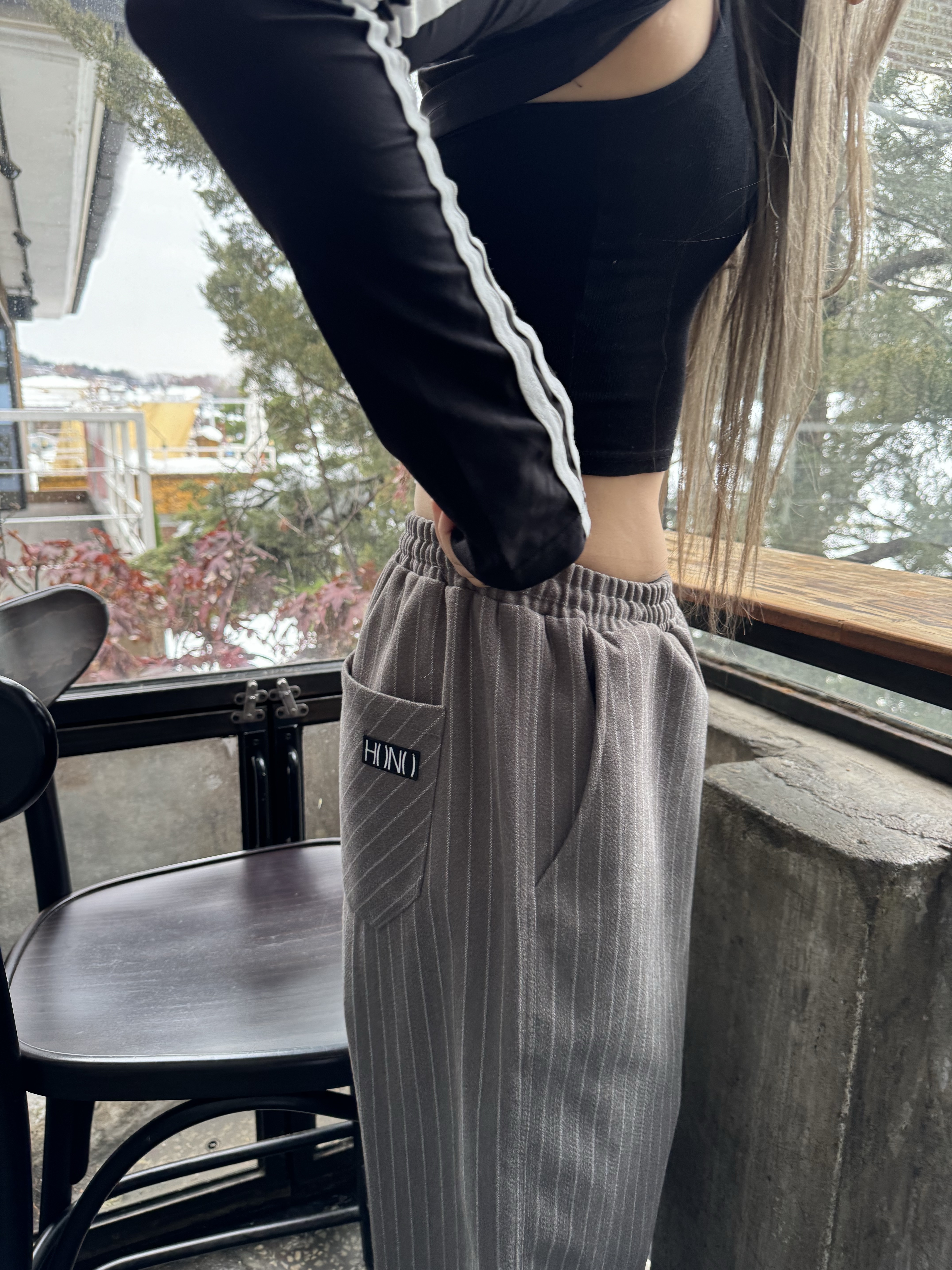 Hono Report Easy Big Pants Oat Stripe 착용 스타일 - 1