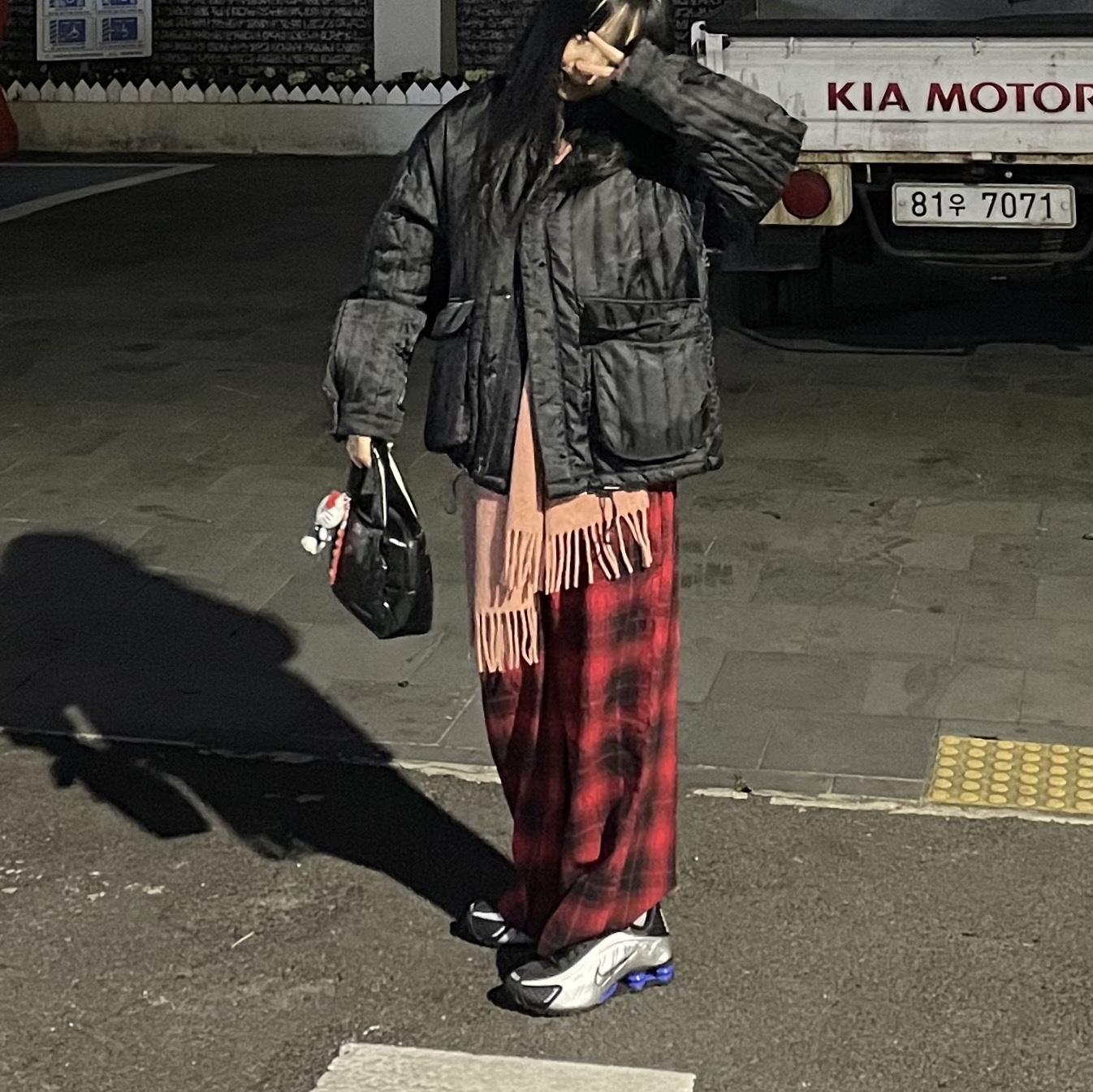 (W) Nike Shox R4 Metallic Silver and Black, Acne Studios Narrow Wool Fringe Muffler Rose Melange 착용 스타일 - 1