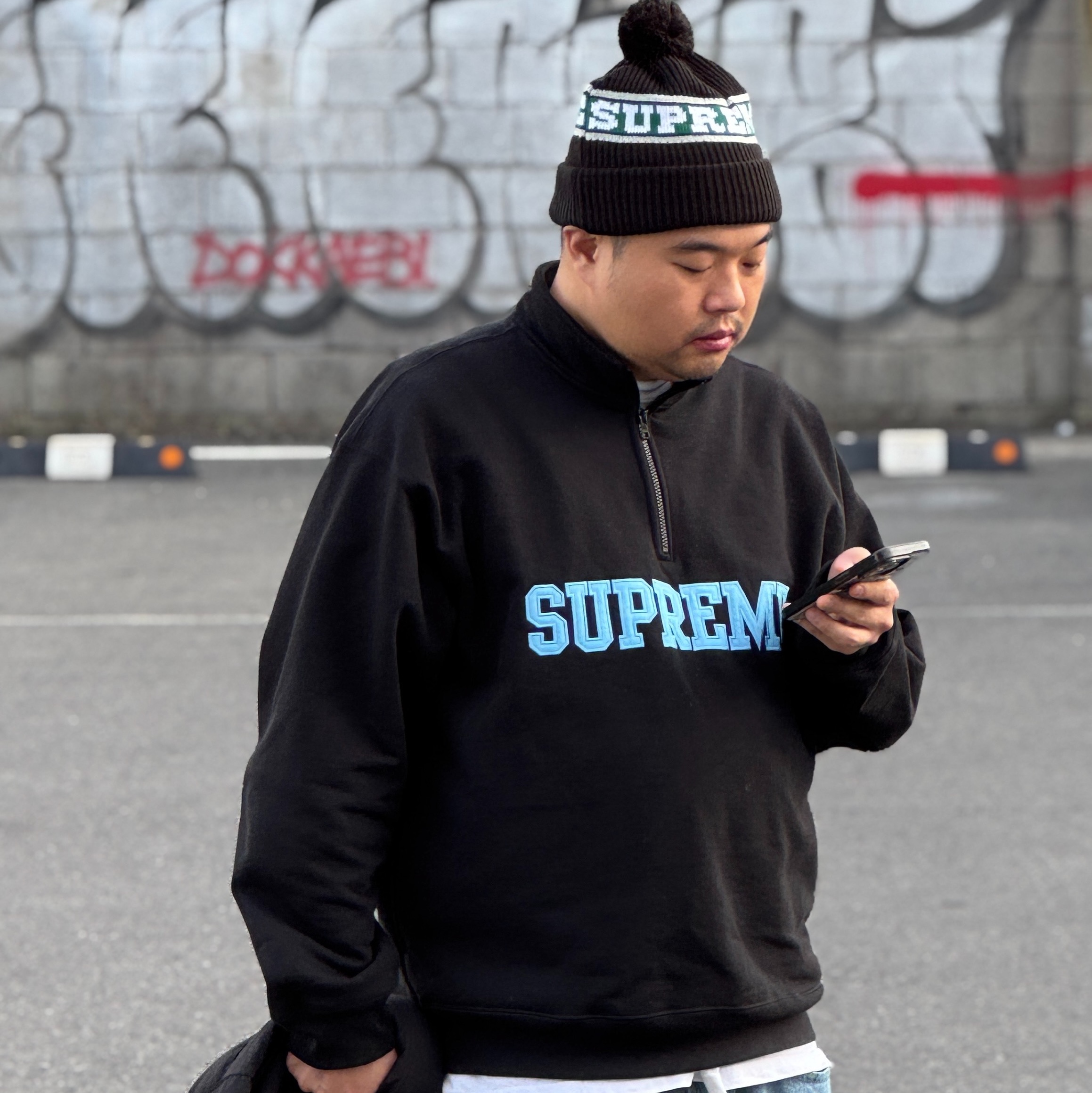 Supreme Big Stripe Beanie Black - 24FW, Supreme Collegiate Half Zip Pullover Black - 24FW 착용 스타일 - 1