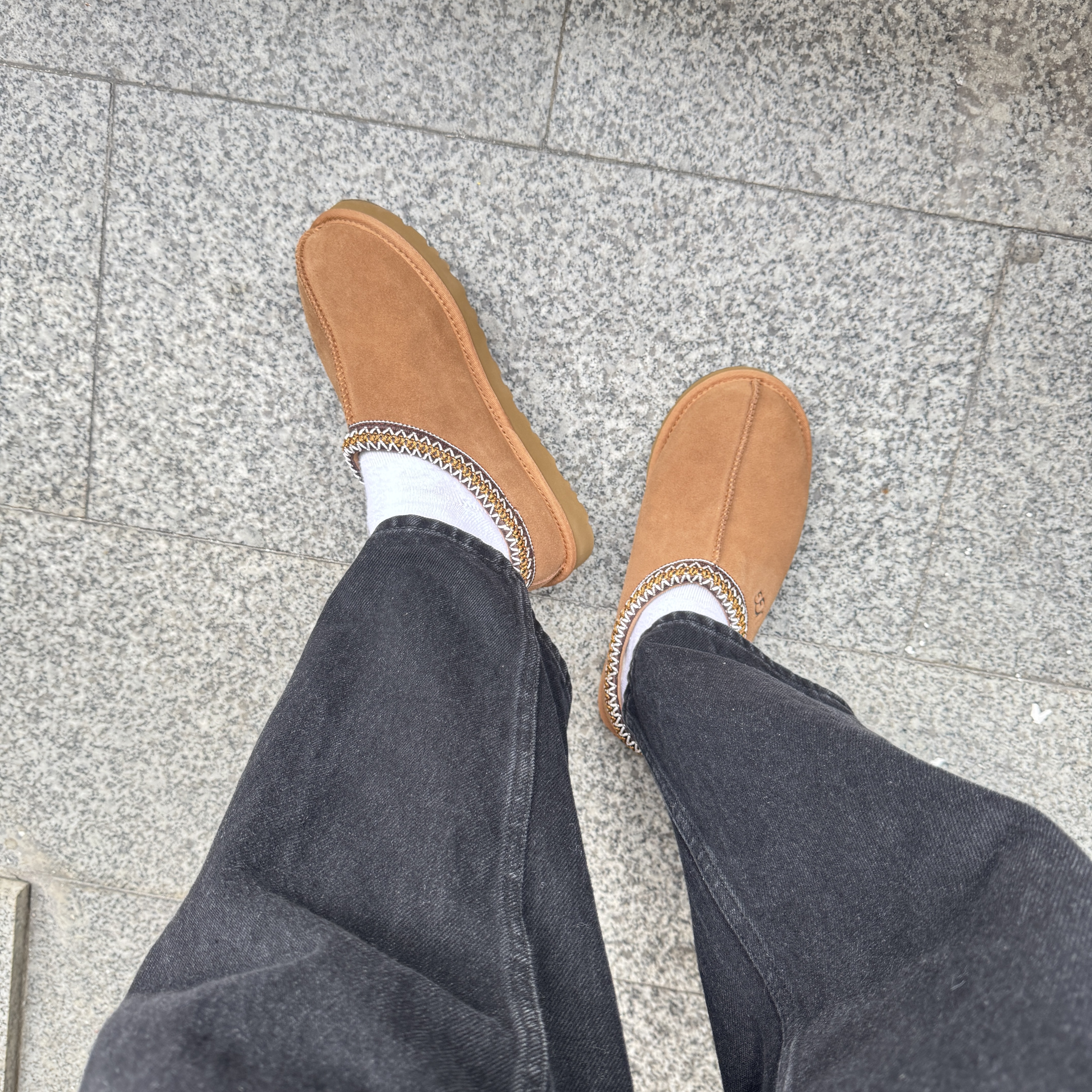 UGG Tasman Slipper Chestnut 착용 스타일 - 1