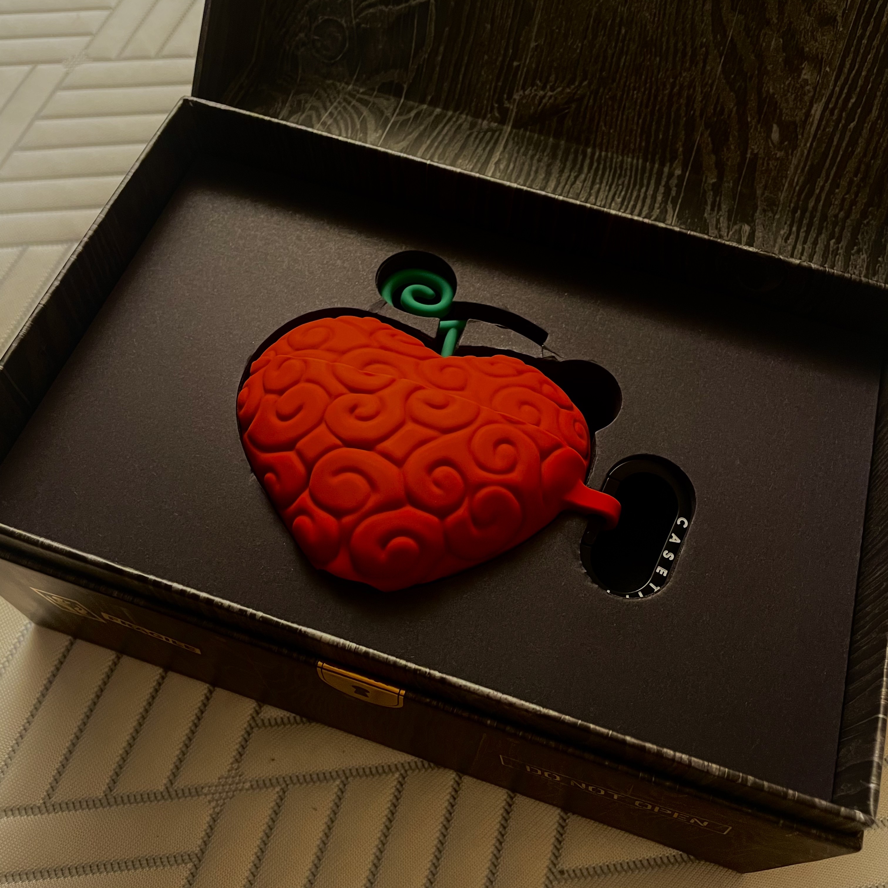 Casetify x One Piece Op Op Fruit Collectible Airpods Pro 1st/2nd Gen Case, Casetify x One Piece Gum Gum Fruit Collectible AirPods Pro 1st/2nd Gen Case 착용 스타일 - 2
