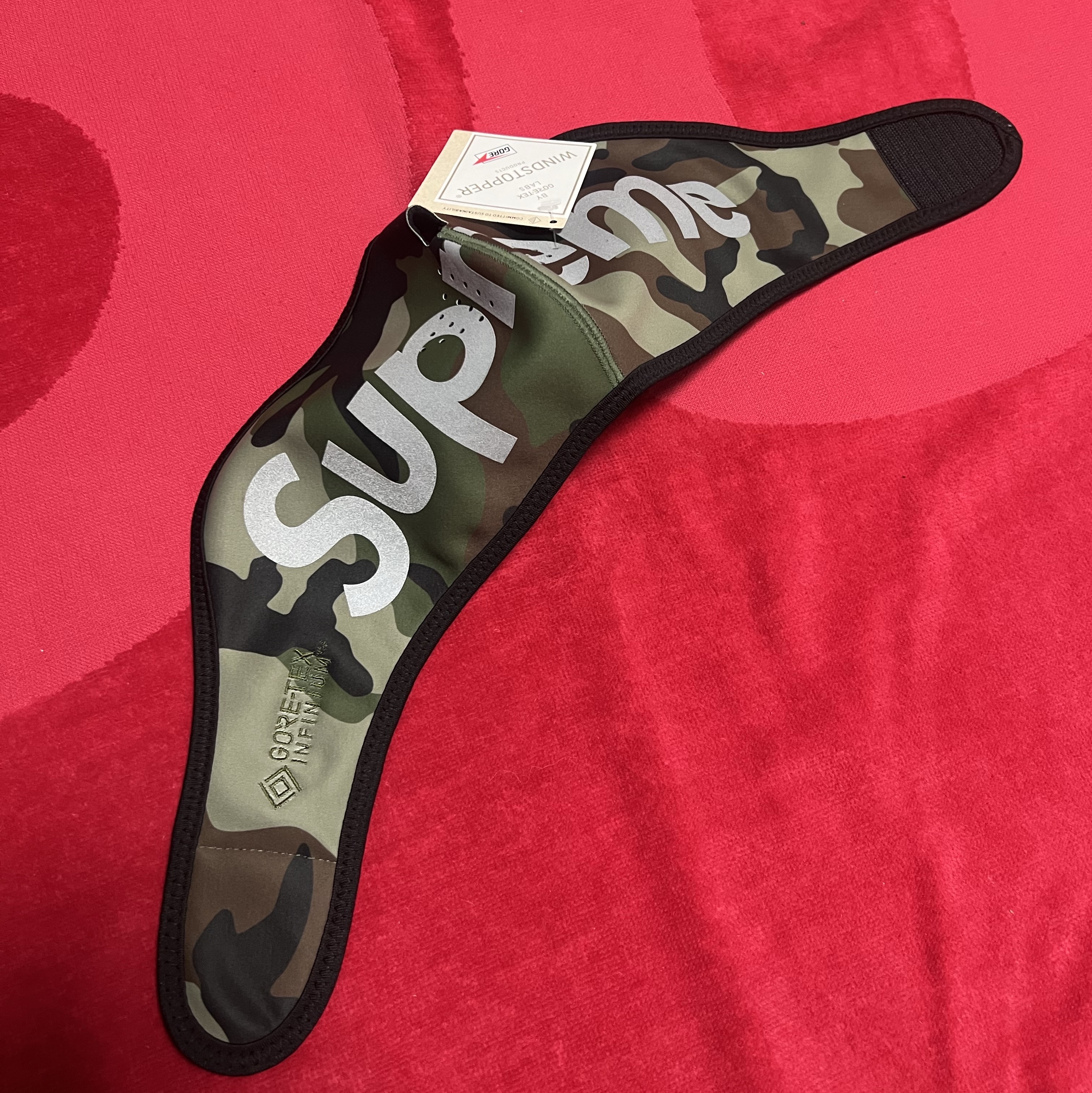 Supreme Frayed Logos Denim Trucker Jacket Red - 21SS, Supreme Windstopper Facemask Woodland Camo - 23FW 착용 스타일 - 2