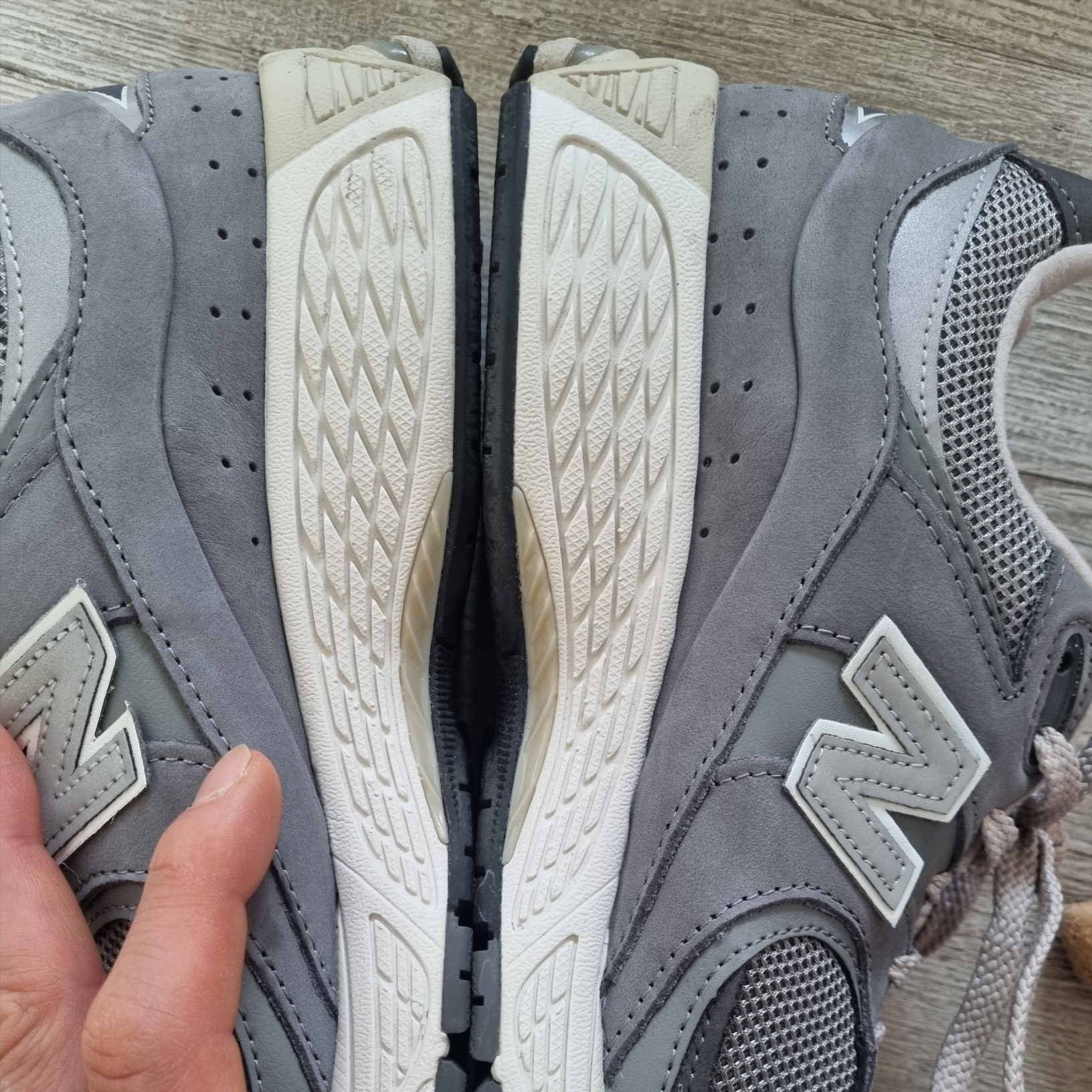 New Balance 2002R Premium Vintage Grey 착용 스타일 - 5