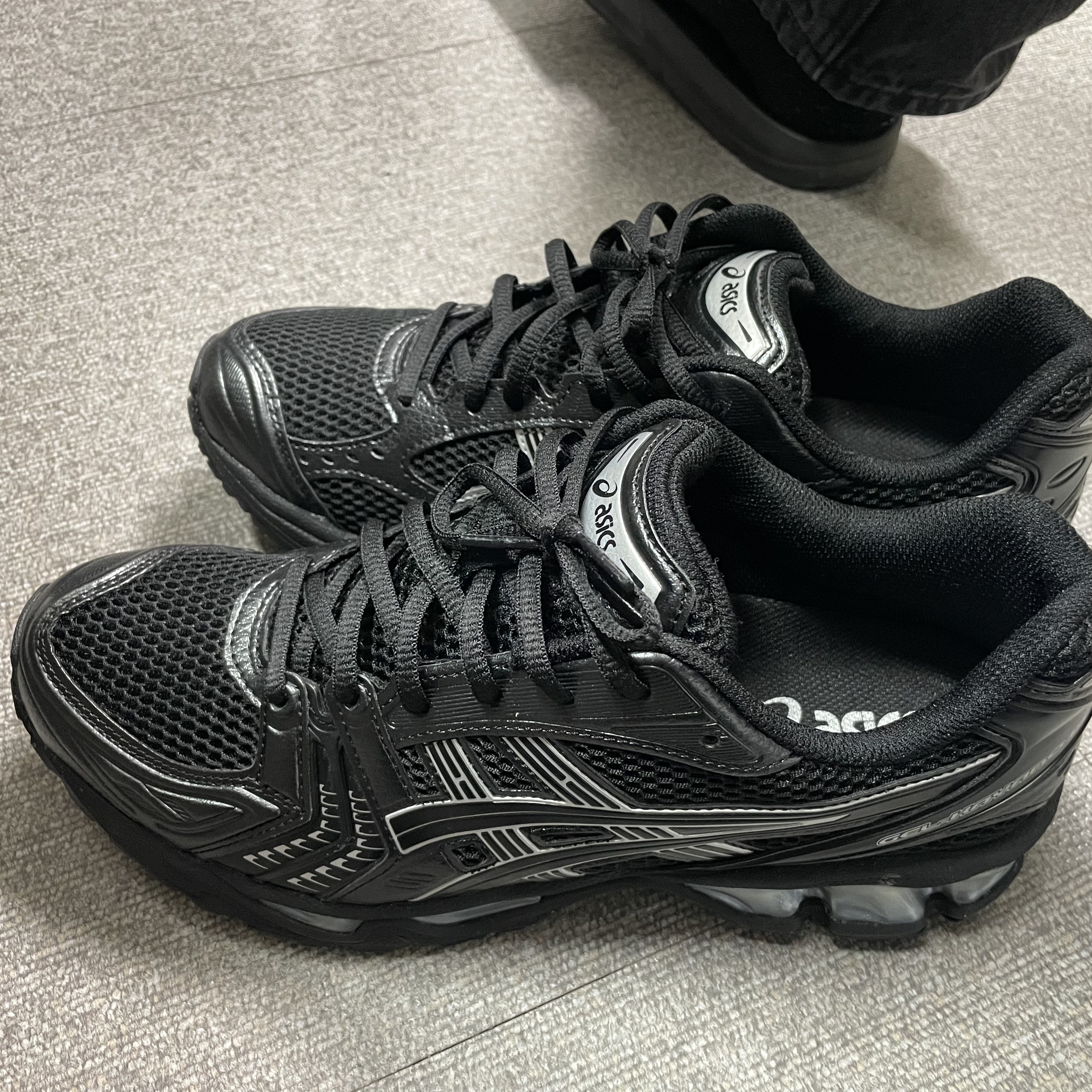 Asics Gel-Kayano 14 Black Pure Silver 착용 스타일