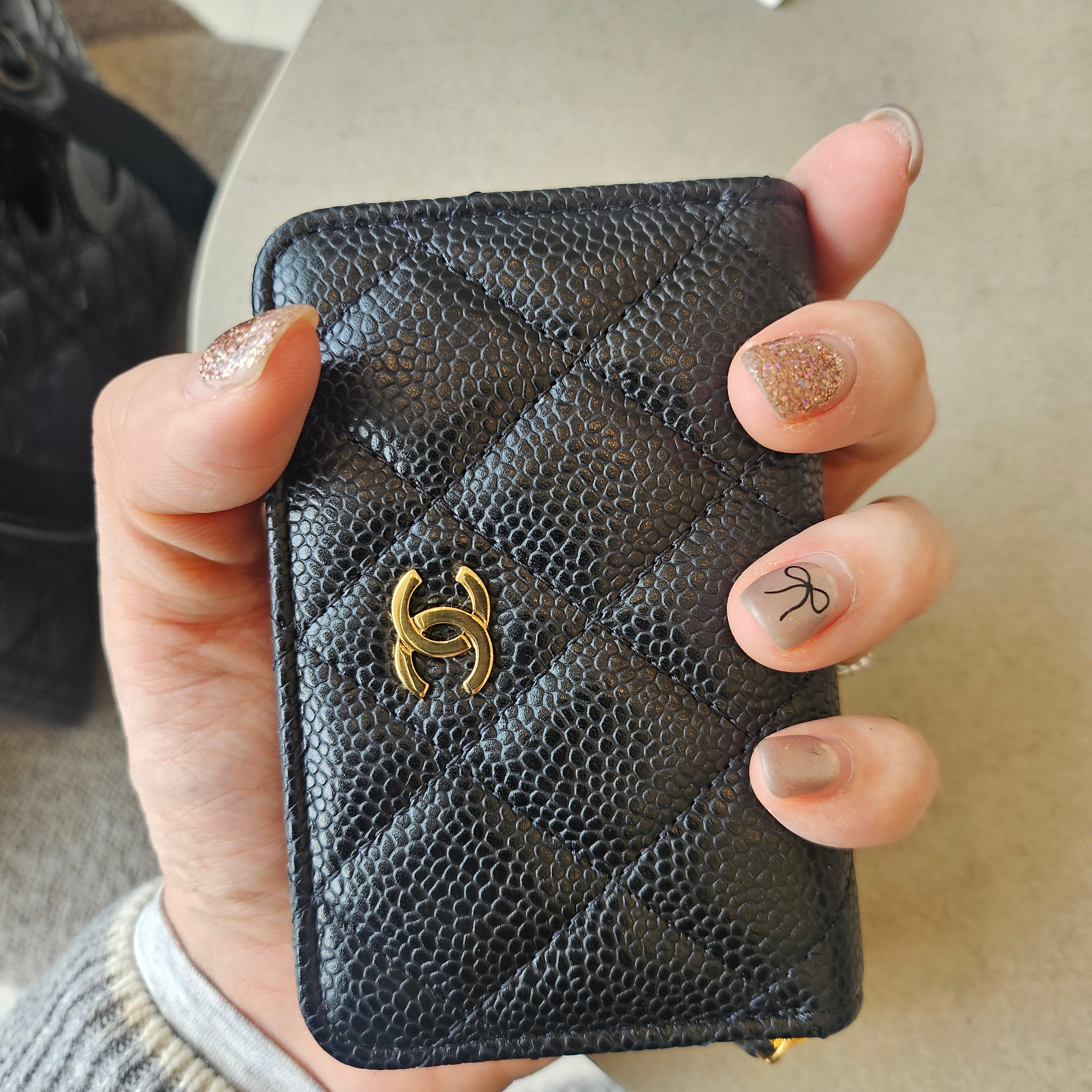 Chanel Classic Zipped Coin Purse Grained Calfskin & Gold Black 착용 스타일 - 1