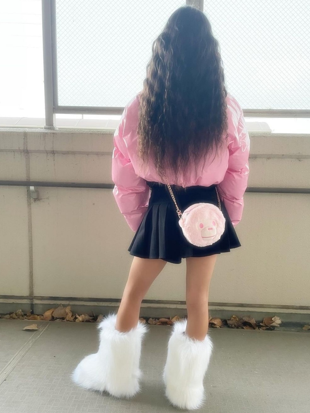 BAPE Baby Milo Plush Crossbody Bag Pink 착용 스타일