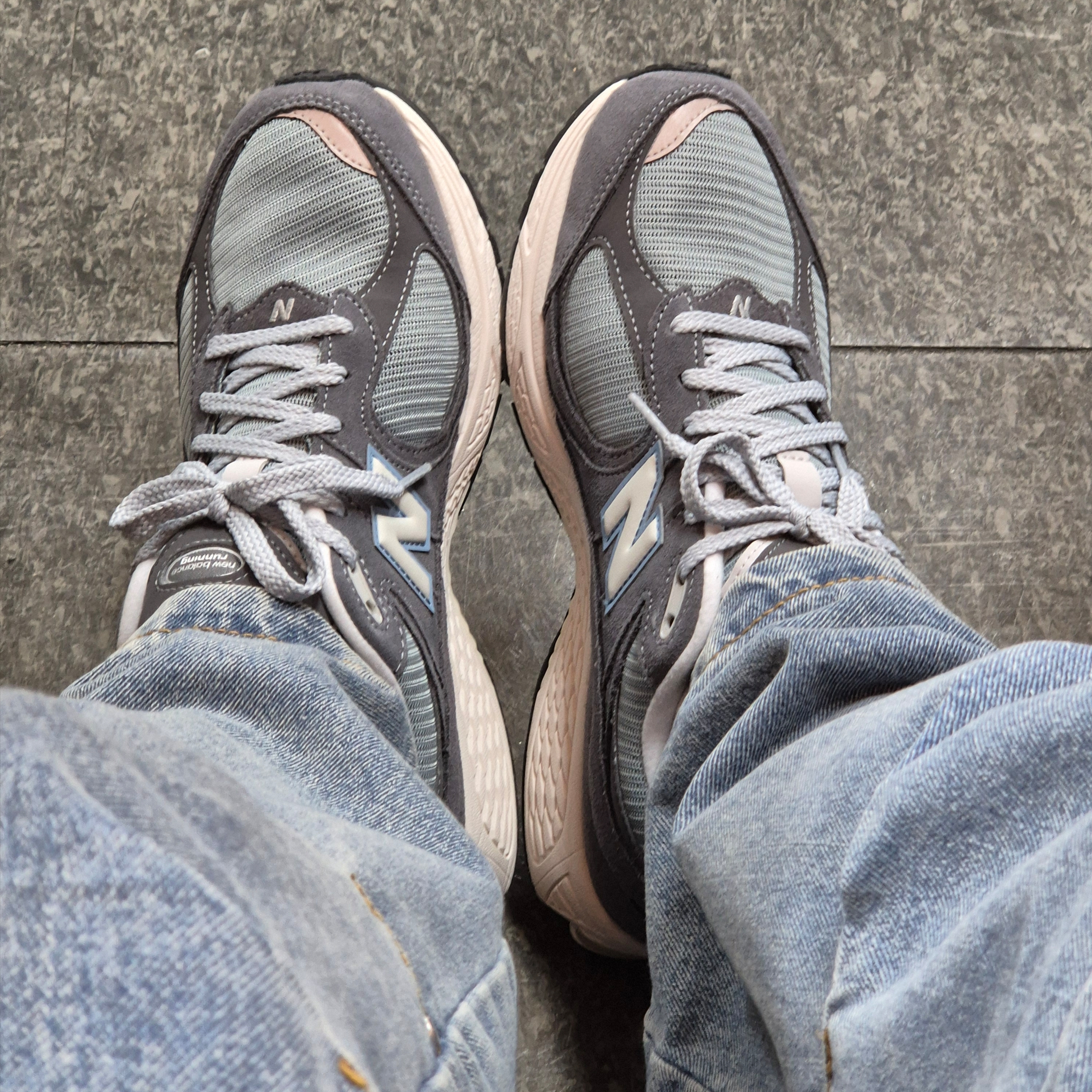 New Balance 2002R Steel Blue 착용 스타일