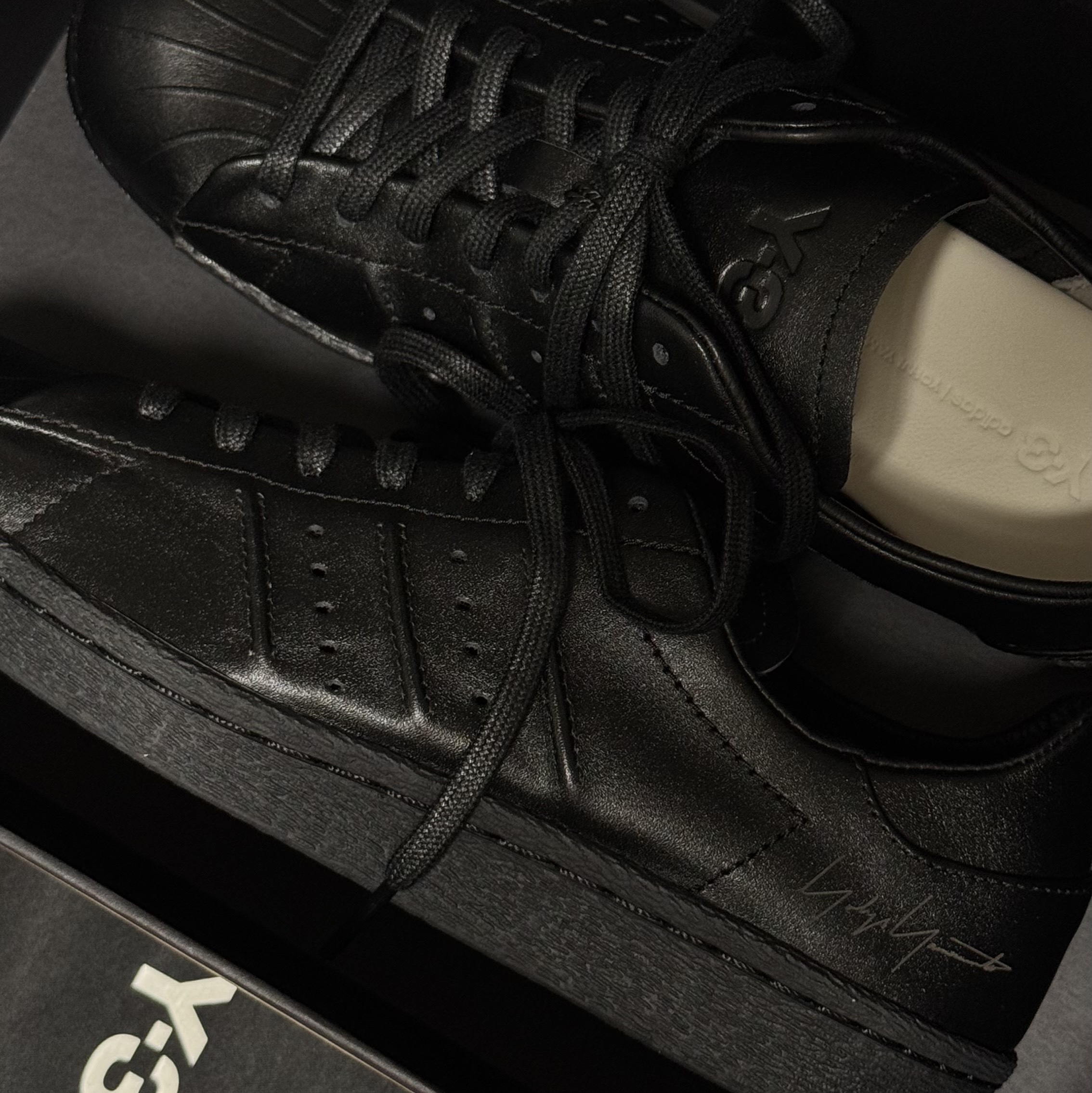 Y-3 Superstar Triple Black 착용 스타일 - 2