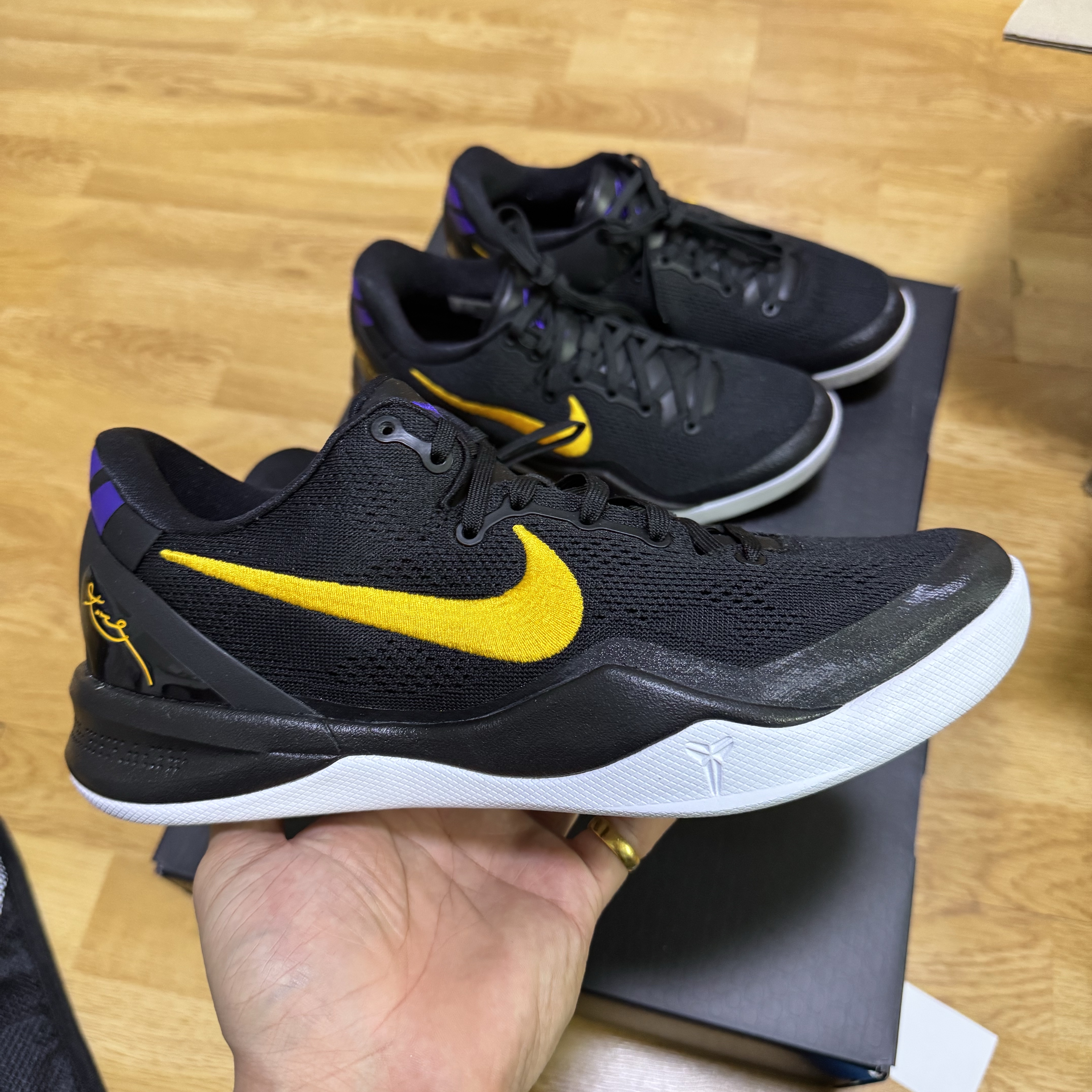 Nike Kobe 8 Protro Black and University Gold 착용 스타일