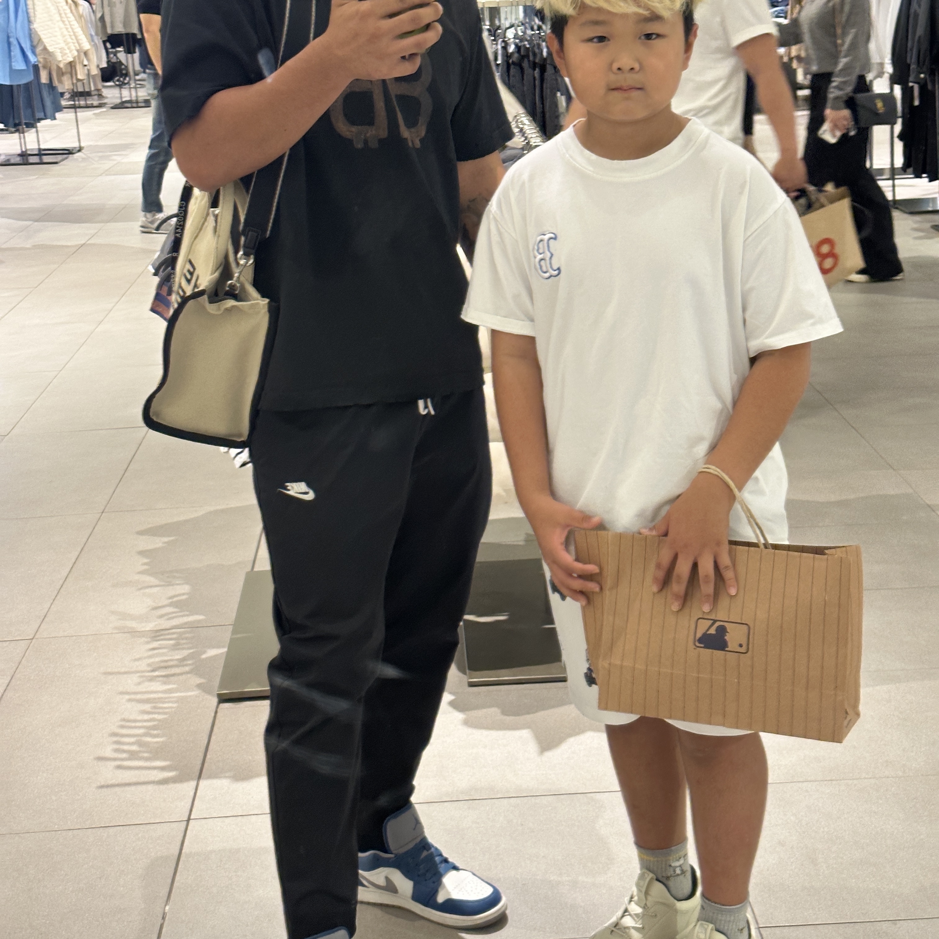 Balenciaga Oversized Crypto T-Shirt Faded Black, Jordan 1 Low True Blue Cement Grey 착용 스타일 - 2