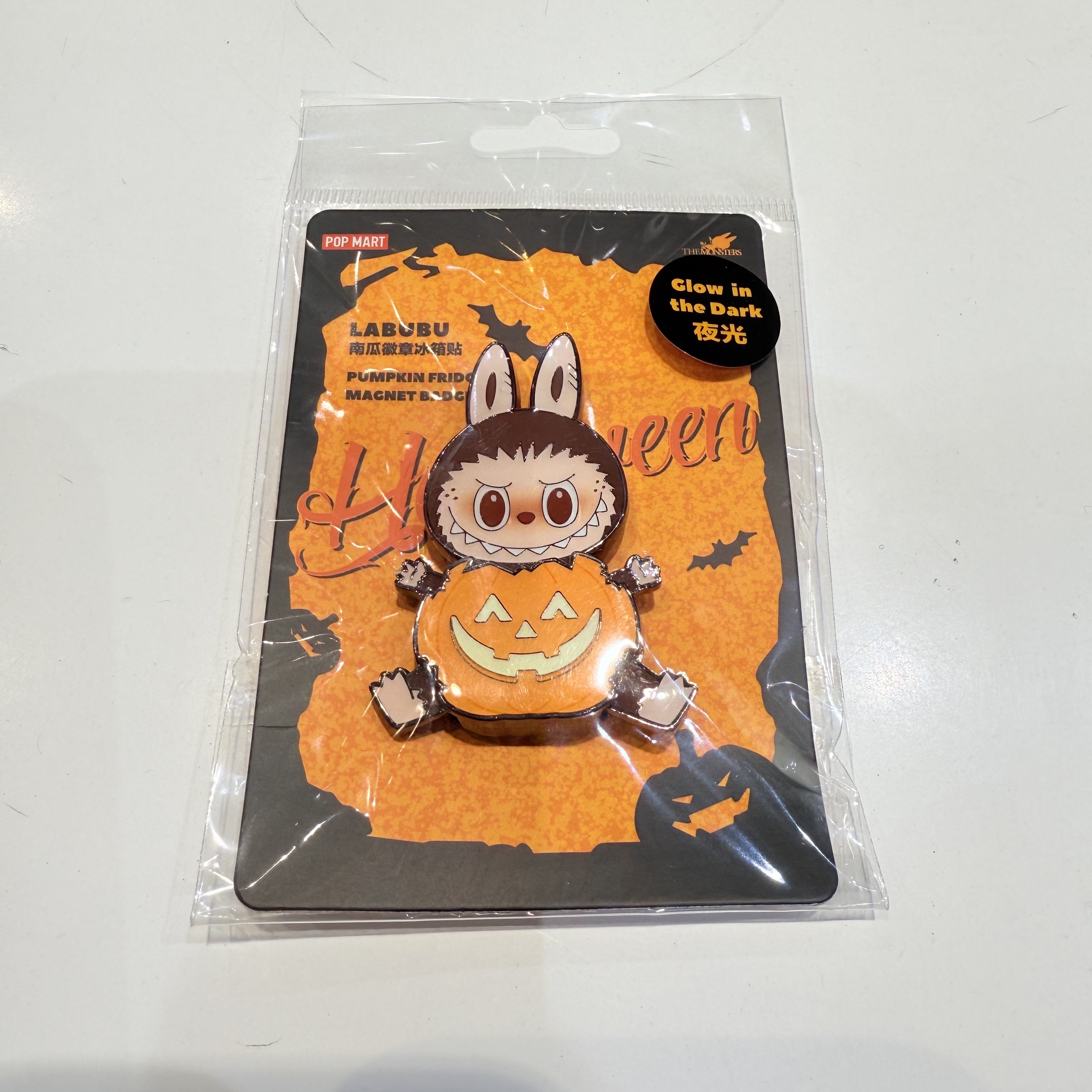 Pop Mart Halloween Party Series Luminous Pumpkin Keyring Labubu, Pop Mart Halloween Party Series Magnet Badge Labubu 착용 스타일 - 3