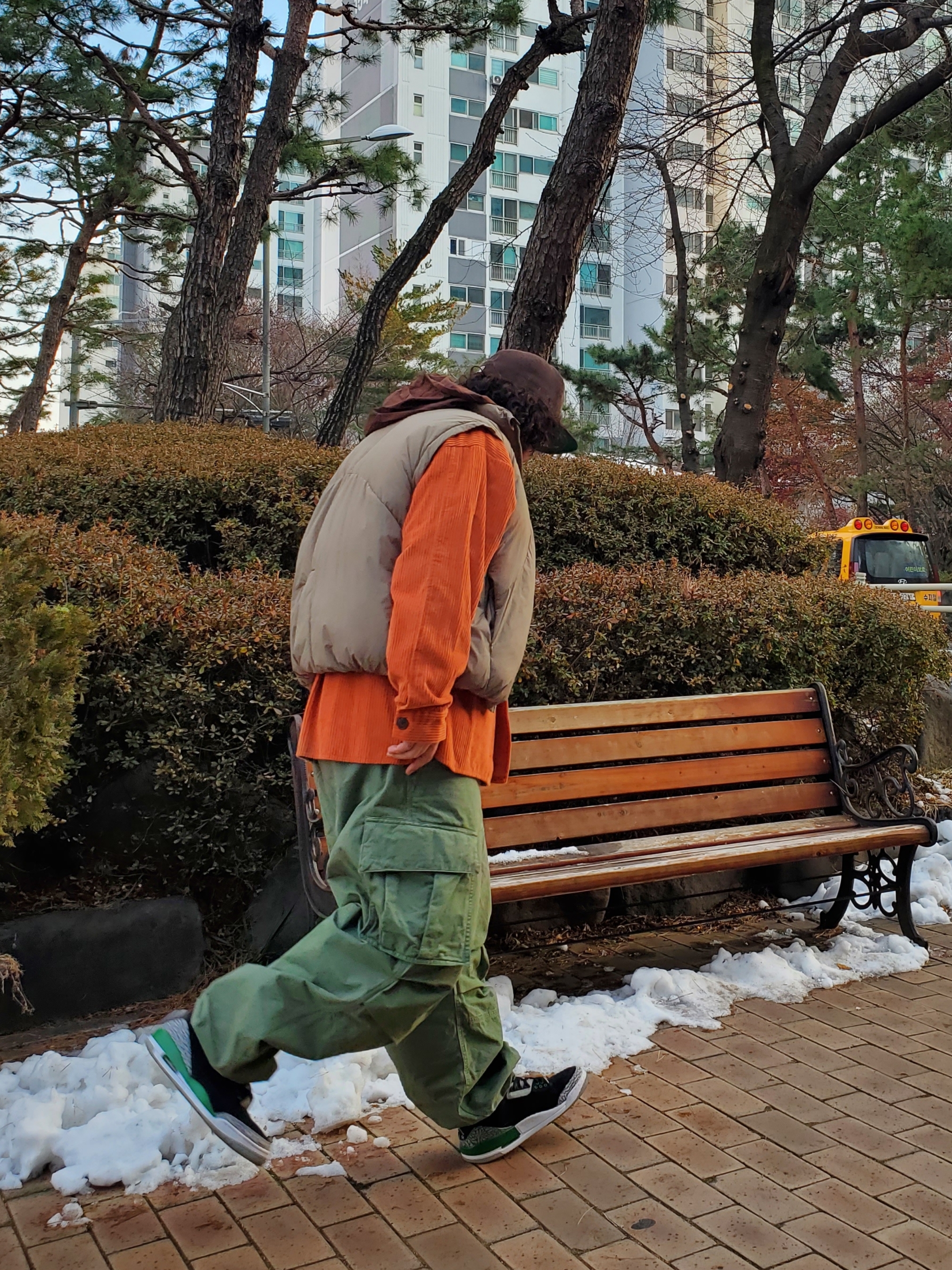 Essentials x New Era Corduroy 59FIFTY Fitted Cap Walnut, Jordan 3 Retro Pine Green 착용 스타일 - 3