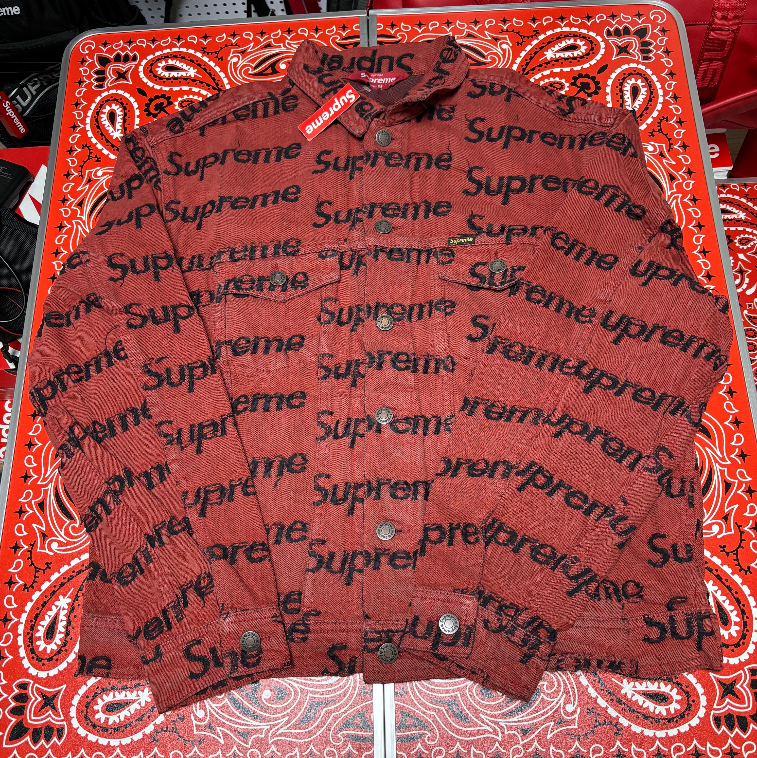 Supreme Frayed Logos Denim Trucker Jacket Red - 21SS, Supreme Windstopper Facemask Woodland Camo - 23FW 착용 스타일 - 1