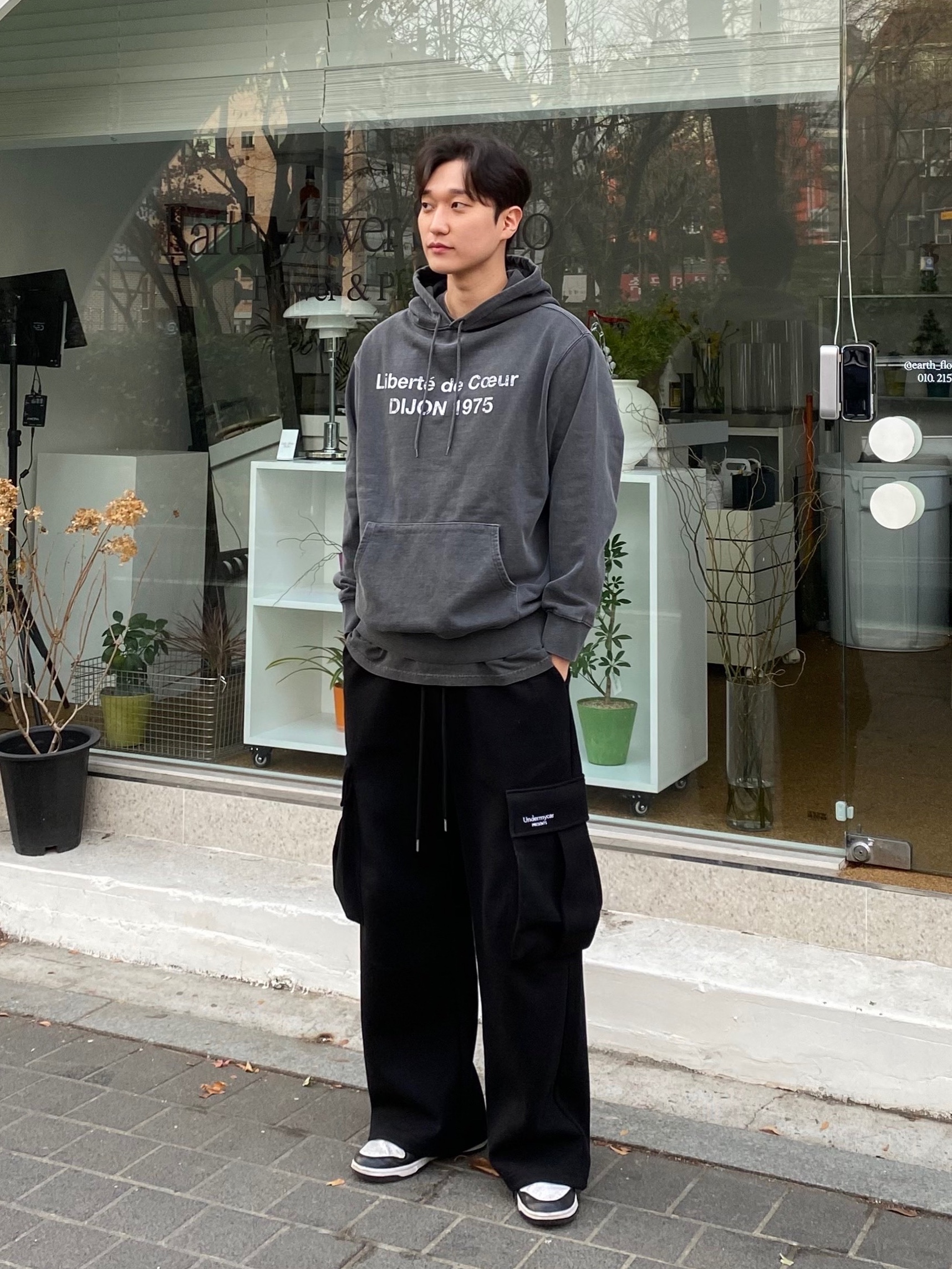 Undermycar Mu.49 Anti Fxxking Logo Play Oversized Cargo Sweat Pants Black, Nike Dunk Low Retro Black 착용 스타일 - 1