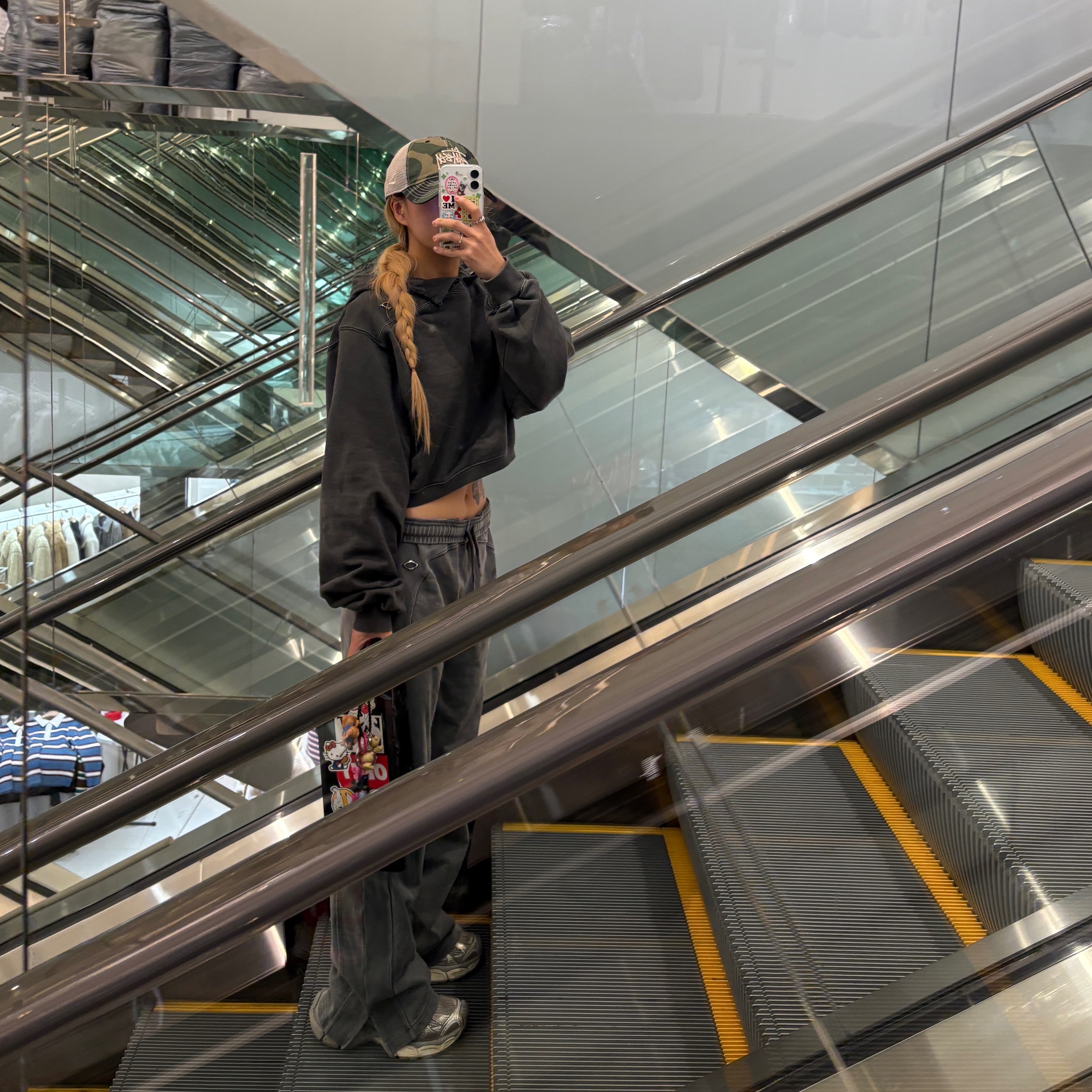 Stussy New Era 9twenty Basic Trucker Woodland Camo, (W) Mischief Rhombus Pigment Sweatpants Washed Charcoal 착용 스타일