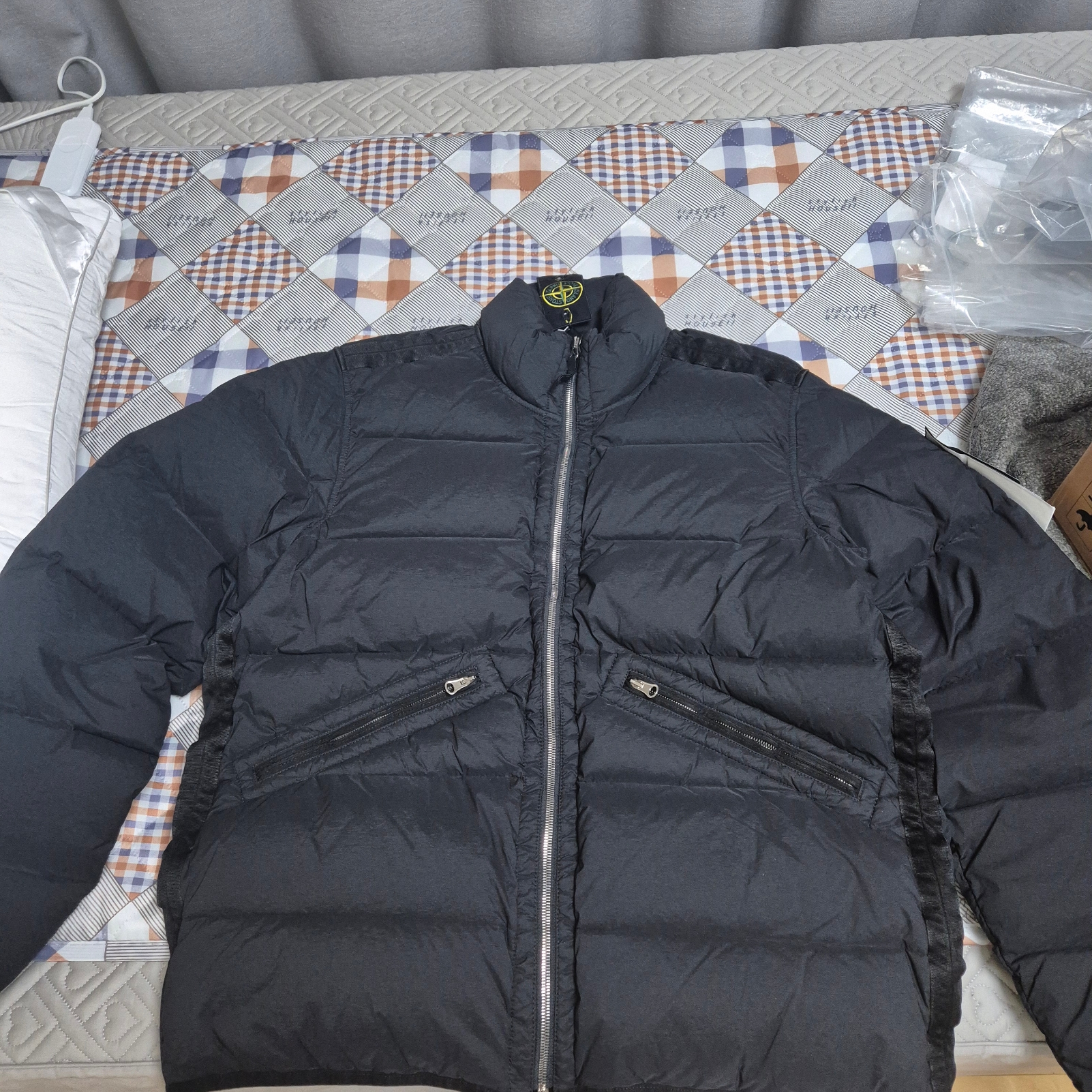 Stone Island 43028 Seamless Tunnel Nylon Down-TC Anti Drop Down Blouson Black - 24FW 착용 스타일 - 1