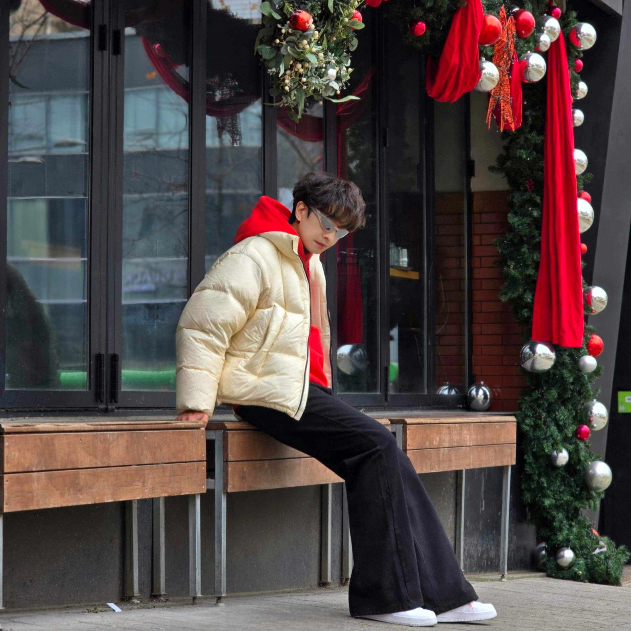 Stussy Beach Roots Hoodie Red, Nike x Supreme Air Force 1 Low White 착용 스타일 - 1