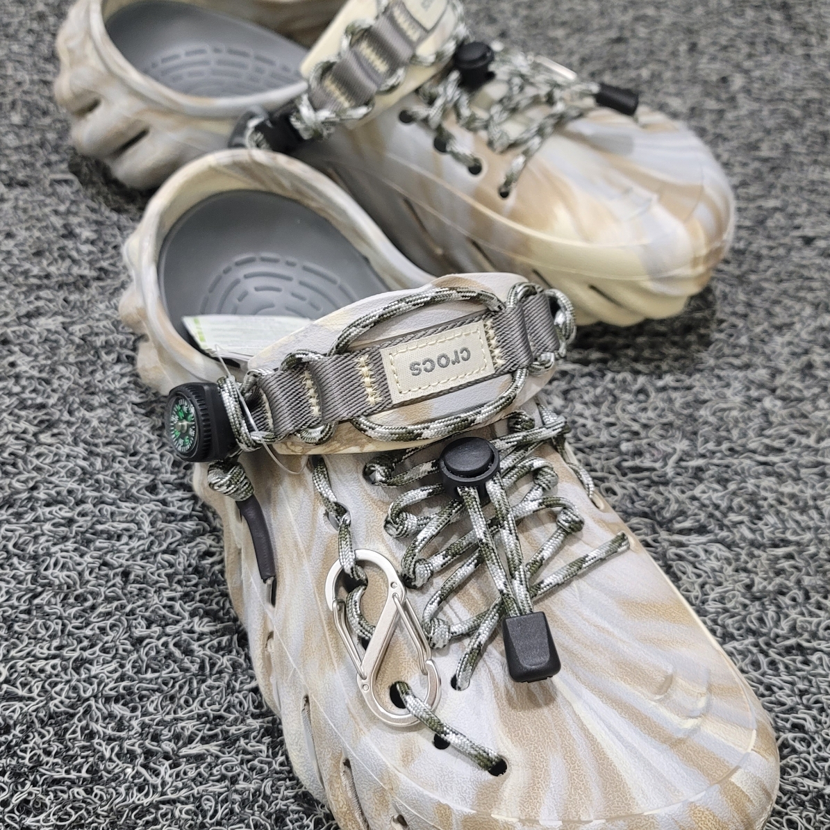 Crocs Echo Marbled Clog Bone Multi 착용 스타일 - 4