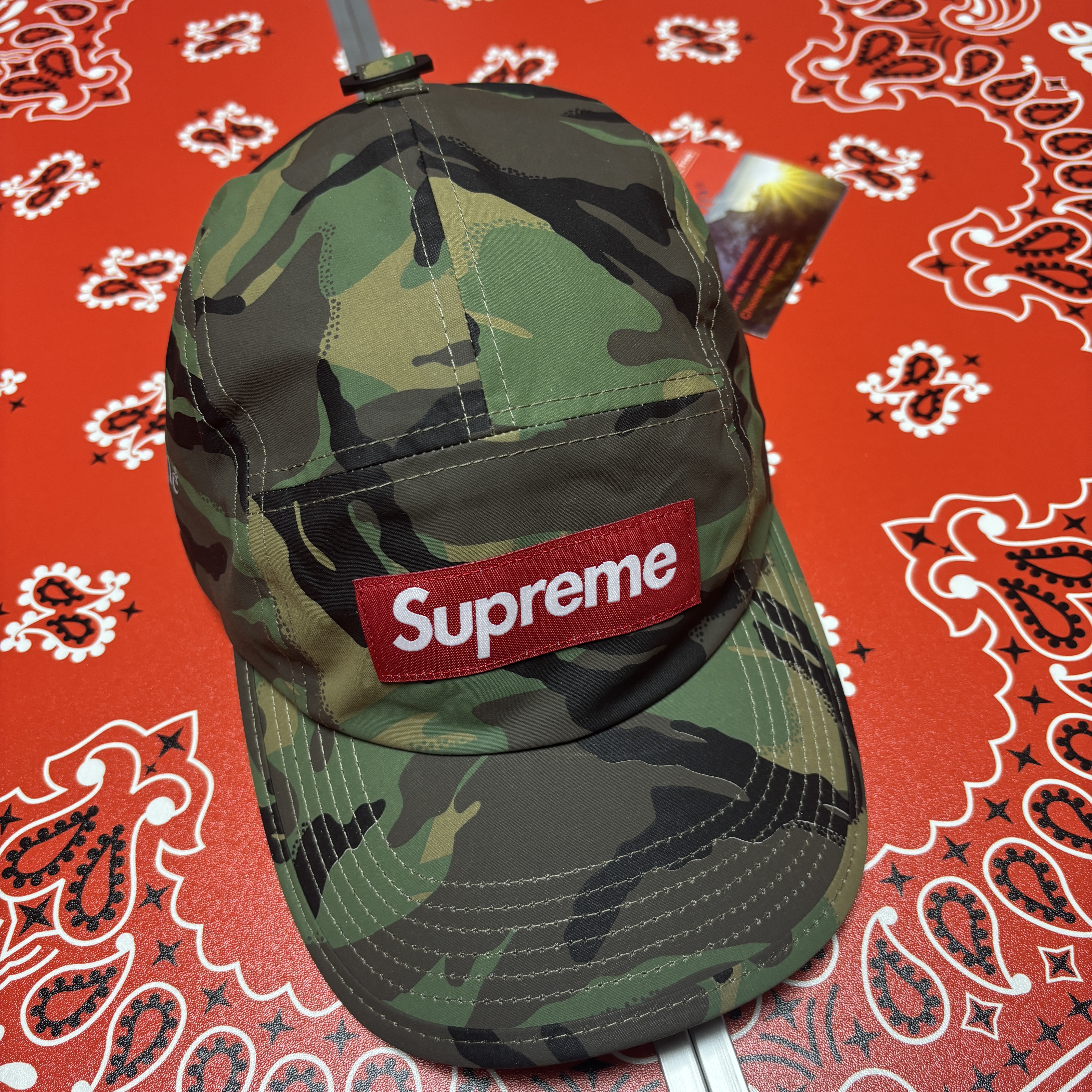 Supreme Frayed Logos Denim Trucker Jacket Red - 21SS, Supreme Windstopper Facemask Woodland Camo - 23FW 착용 스타일 - 4