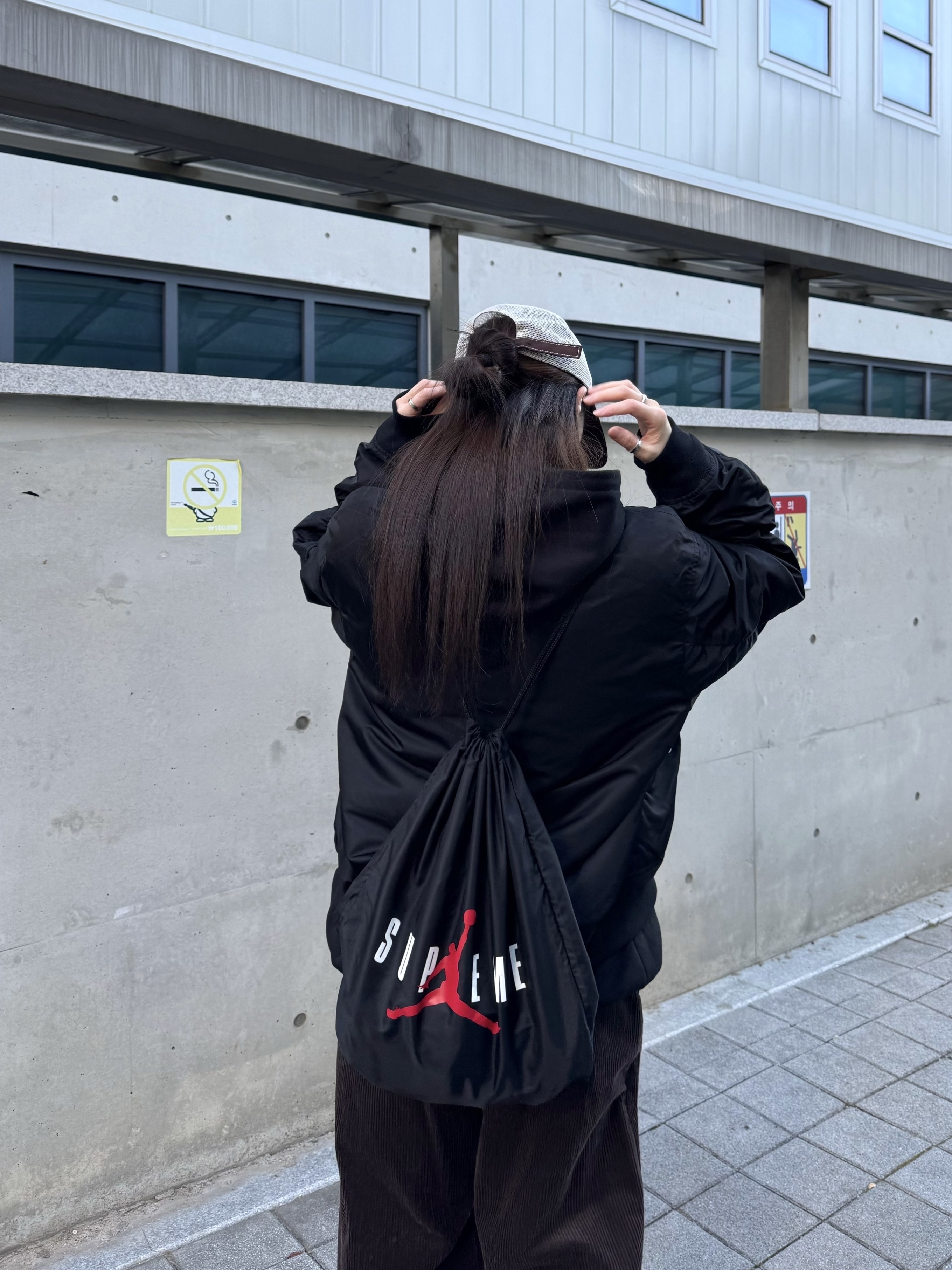 Supreme x Jordan Drawstring Bag Black - 24FW, Nike x Ambush Air Force 1 Low SP Black 착용 스타일 - 1