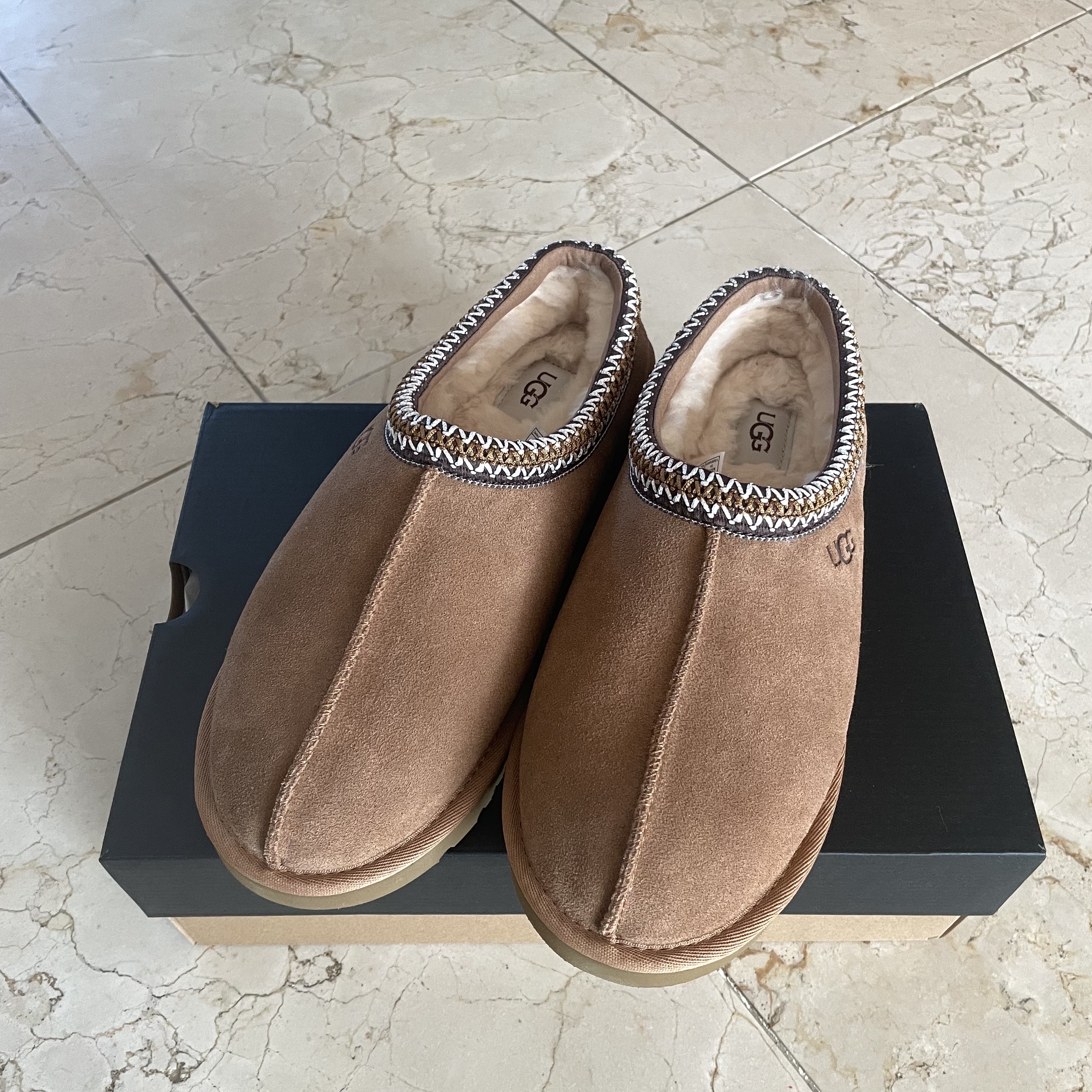 UGG Tasman Slipper Chestnut 착용 스타일