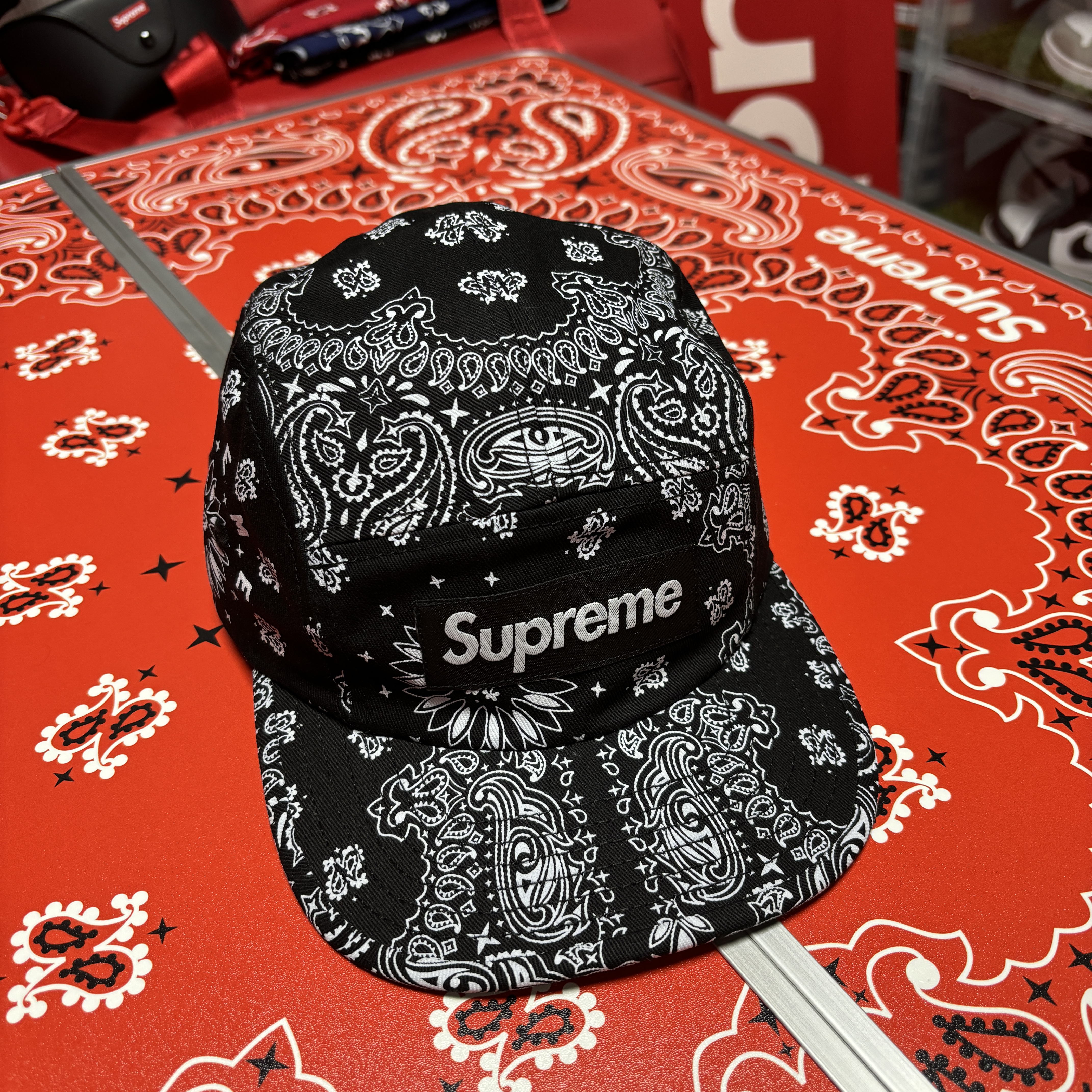 Supreme Frayed Logos Denim Trucker Jacket Red - 21SS, Supreme Windstopper Facemask Woodland Camo - 23FW 착용 스타일 - 6