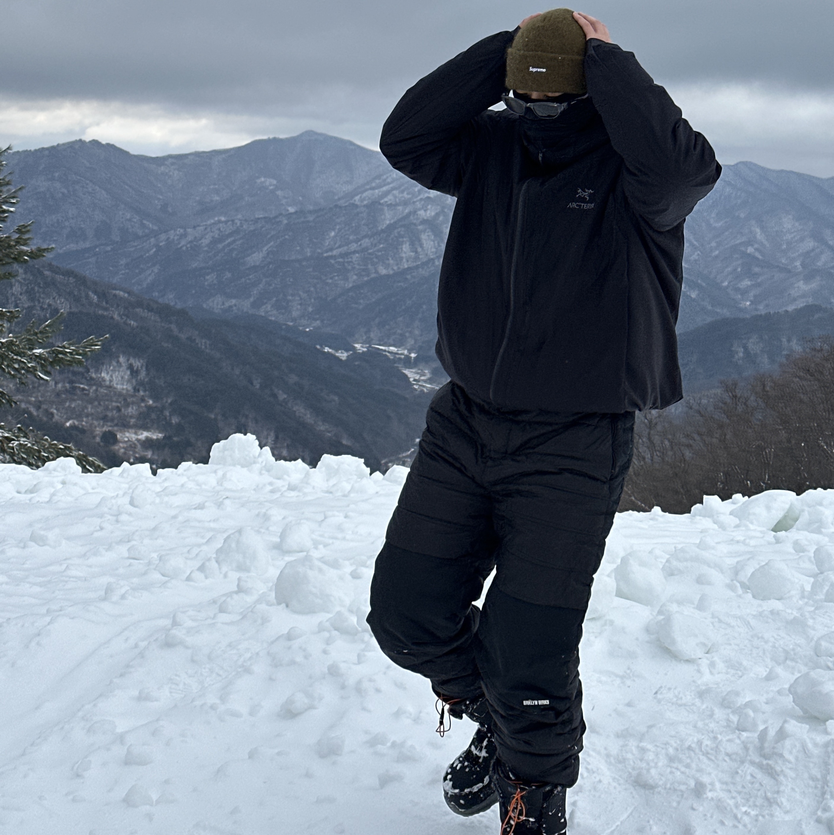 Arc'teryx Atom LT Hoody Black, Supreme Mohair Beanie Dark Khaki - 23FW 착용 스타일
