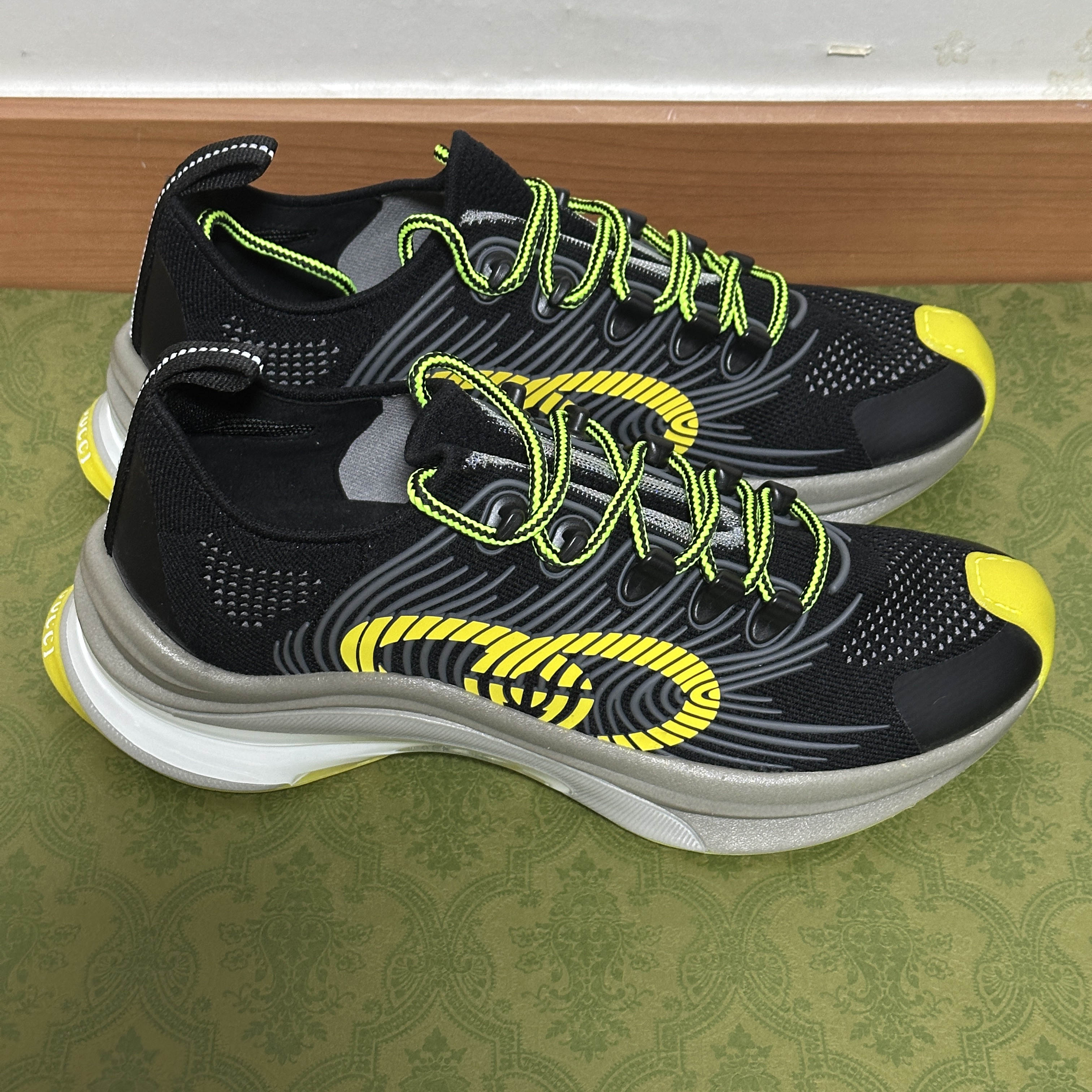 Gucci Run Sneakers Black Yellow 착용 스타일