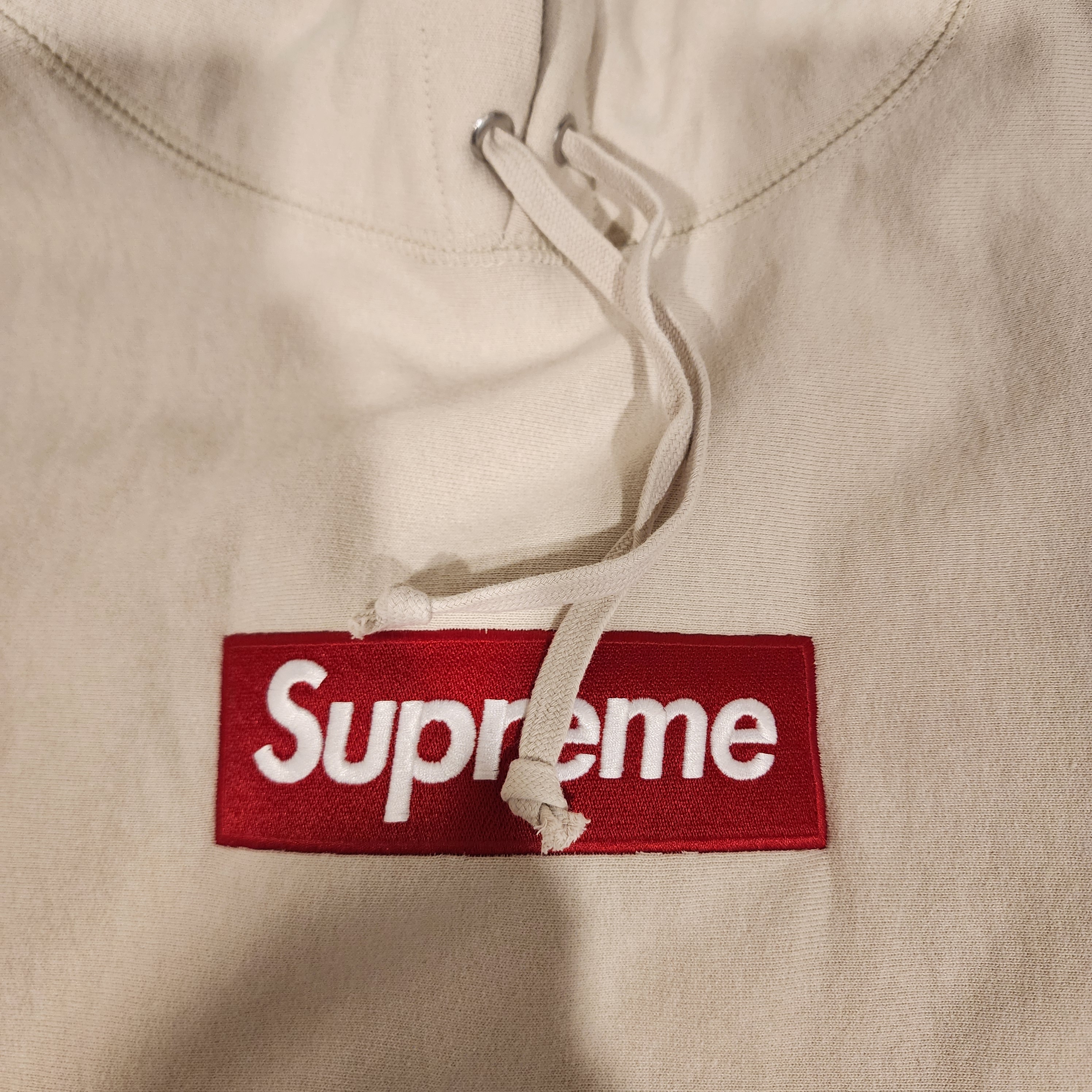 Supreme Box Logo Hooded Sweatshirt Stone - 24FW 착용 스타일 - 2