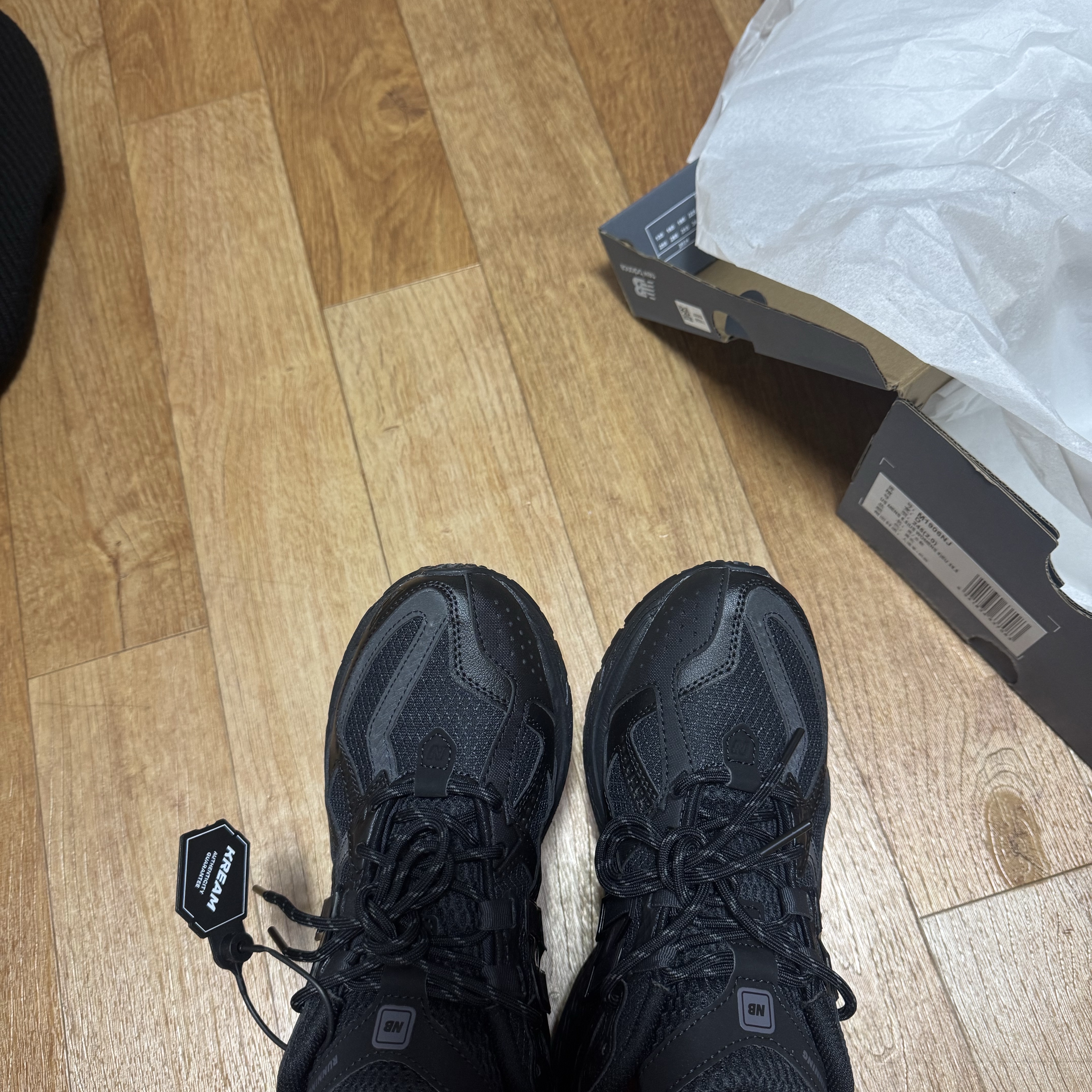 New Balance 1906U Triple Black 착용 스타일 - 1