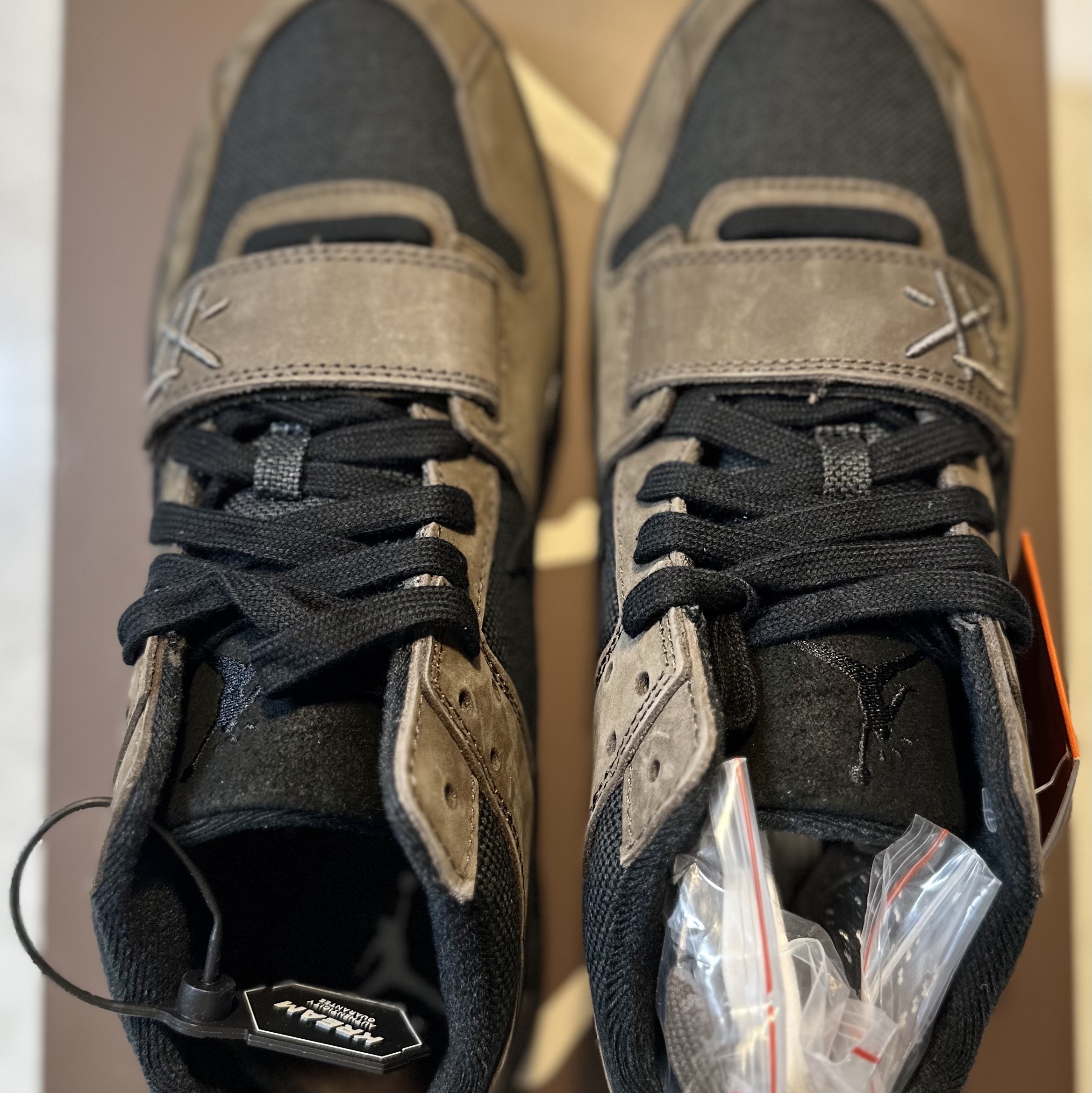 Jordan x Travis Scott Jumpman Jack TR Black and Dark Mocha 착용 스타일 - 2