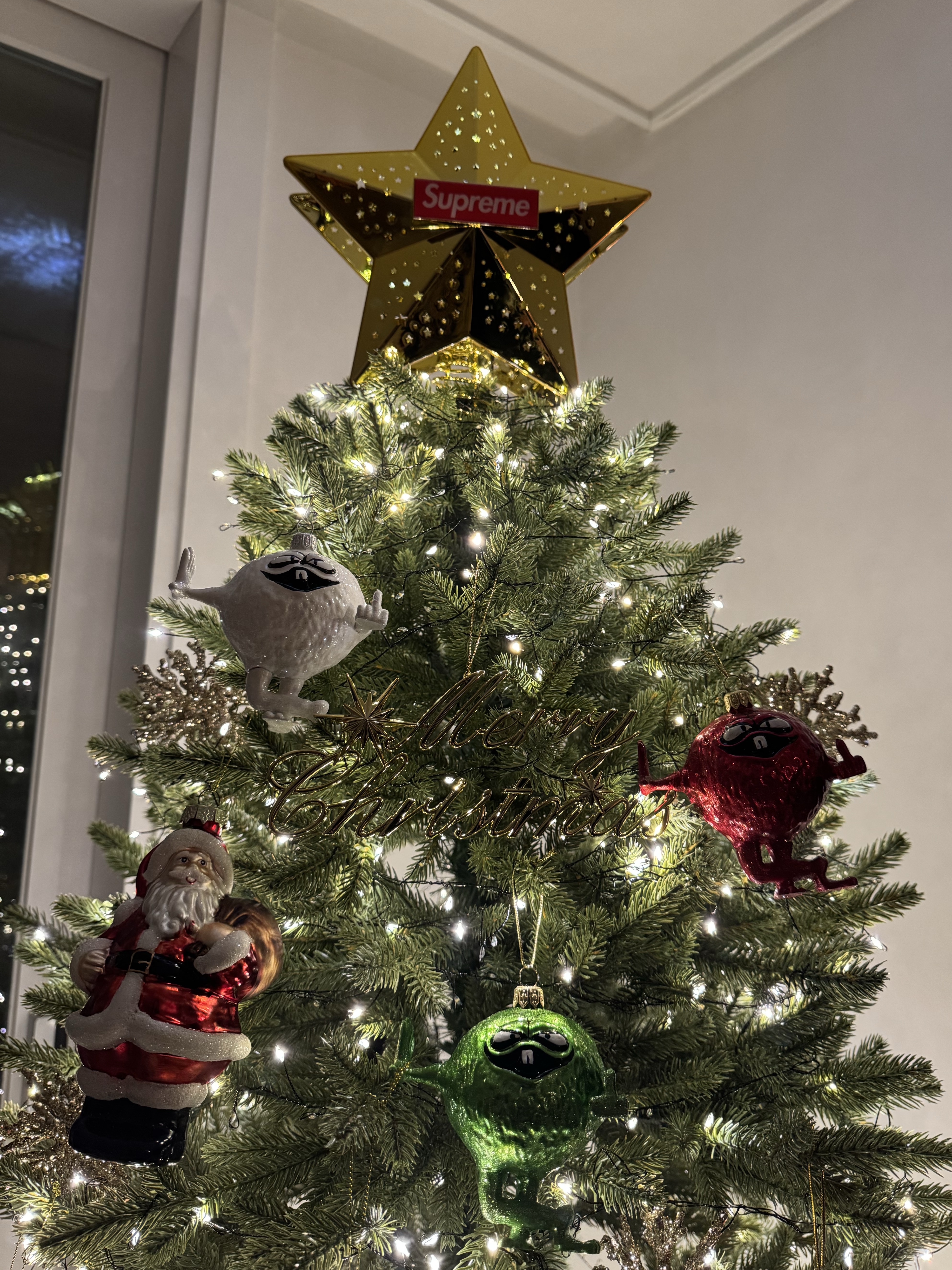 Supreme Camacho Ornament White - 23FW, Supreme Camacho Ornament Green - 23FW 착용 스타일 - 1