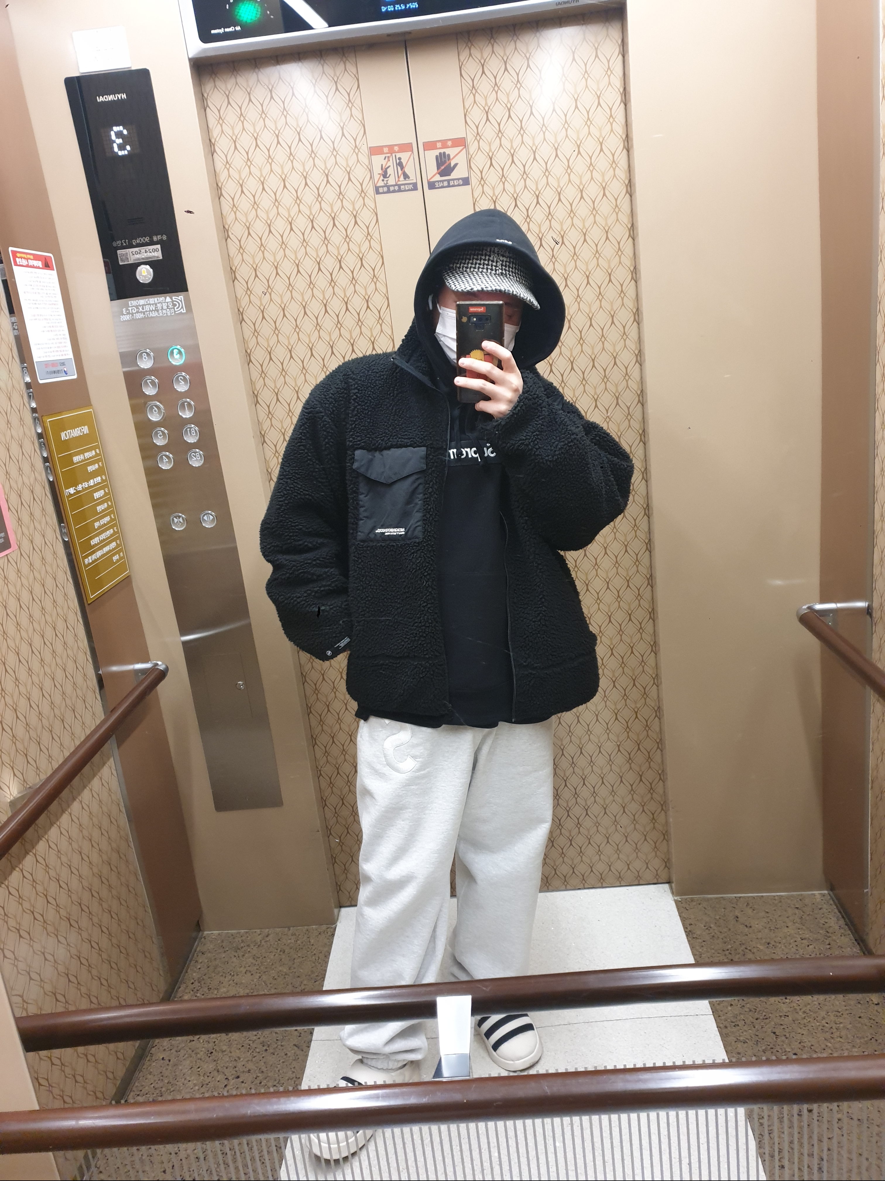 Supreme Harris Tweed 6-Panel White - 24FW, Supreme Box Logo Hooded Sweatshirt Black - 24FW 착용 스타일
