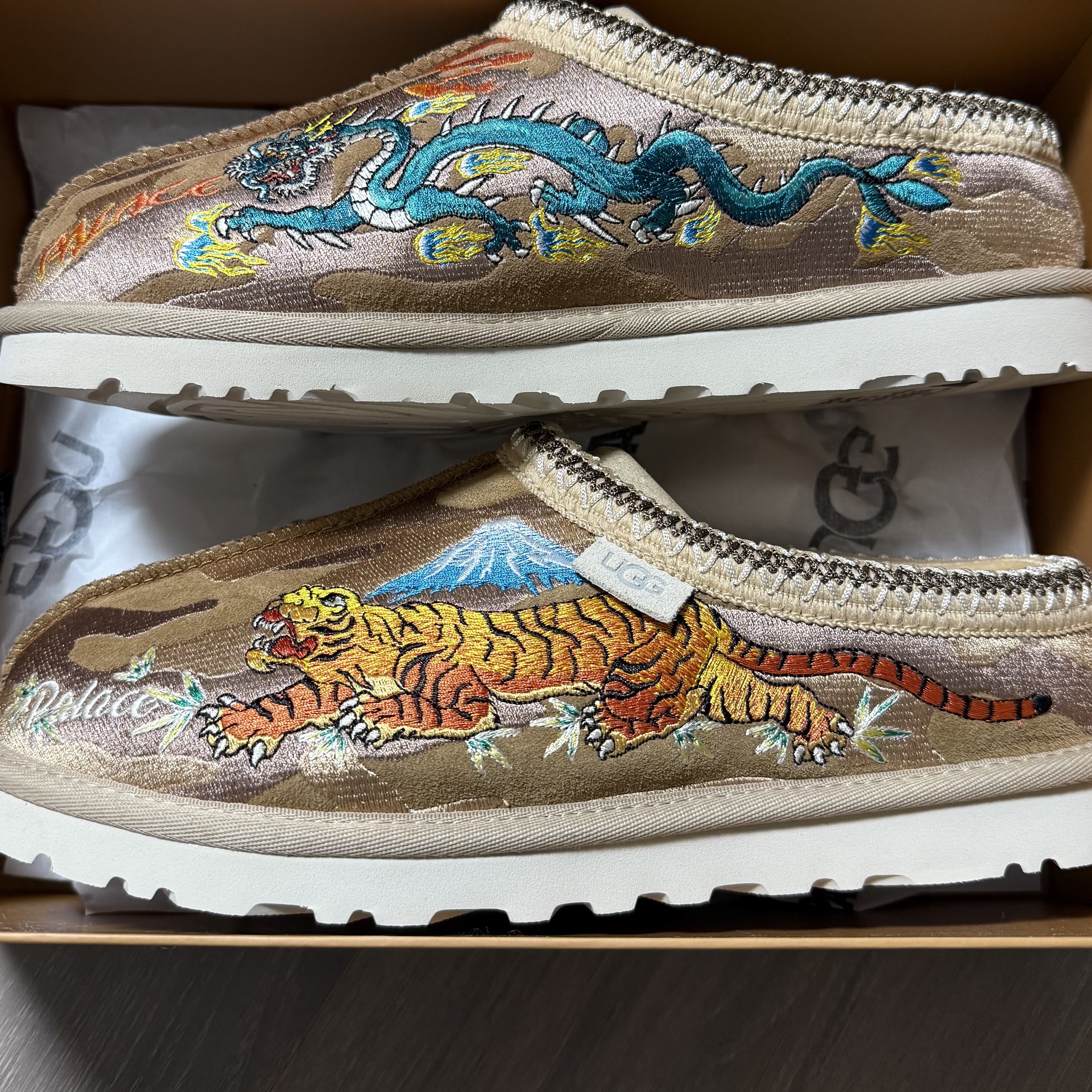 UGG x Palace Tasman Slipper Chestnut Camo 착용 스타일