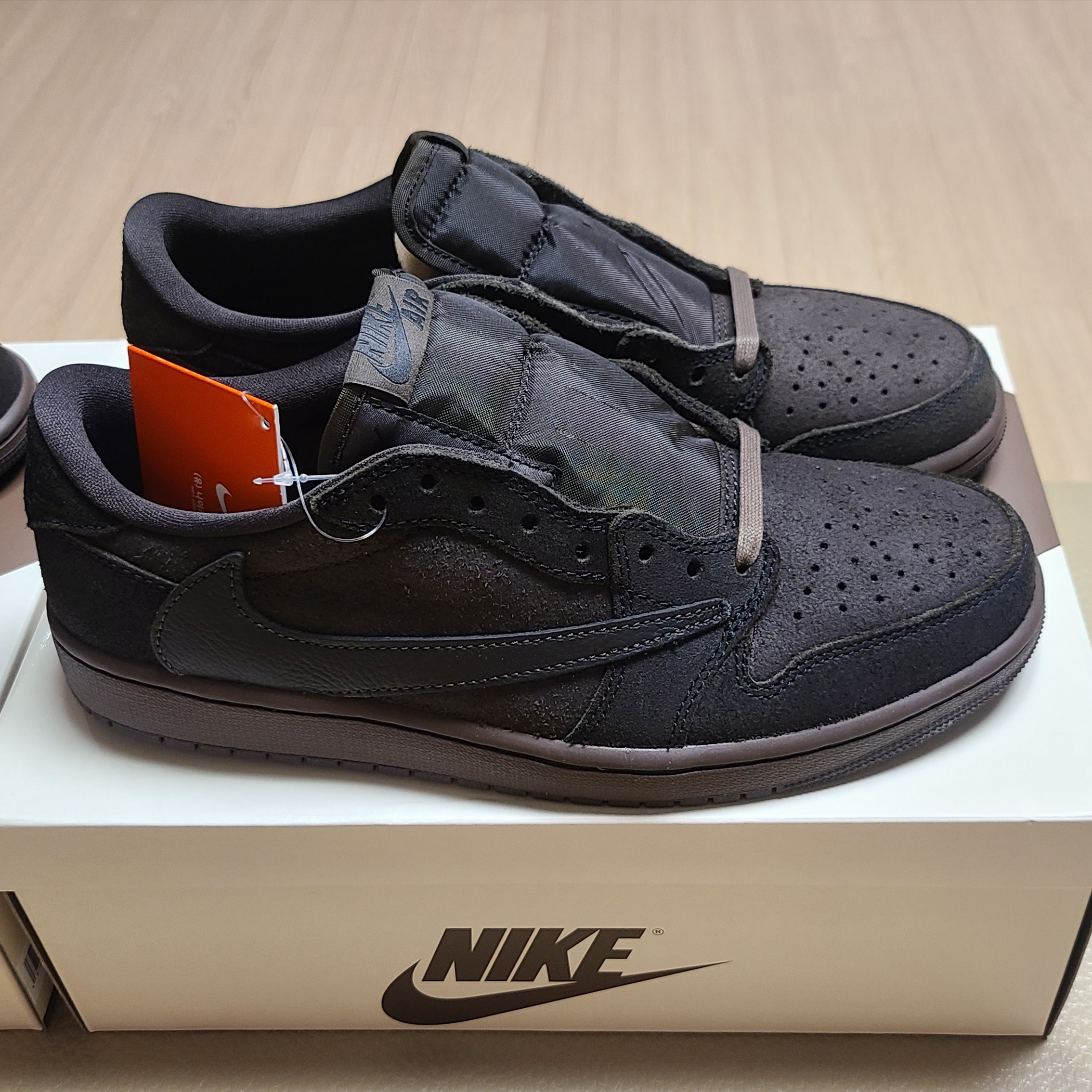 Jordan 1 x Travis Scott Retro Low OG SP Velvet Brown and Dark Mocha 착용 스타일 - 3