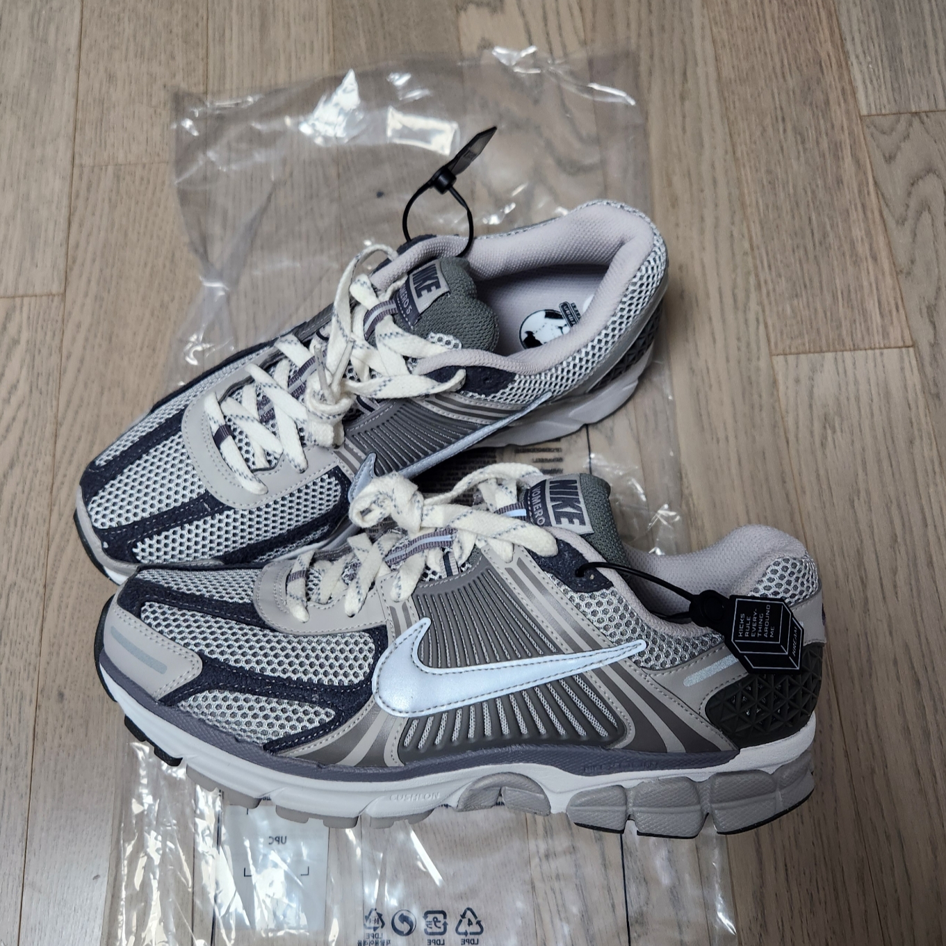 Nike Zoom Vomero 5 PRM Light Iron Ore and Flat Fewter 착용 스타일 - 1