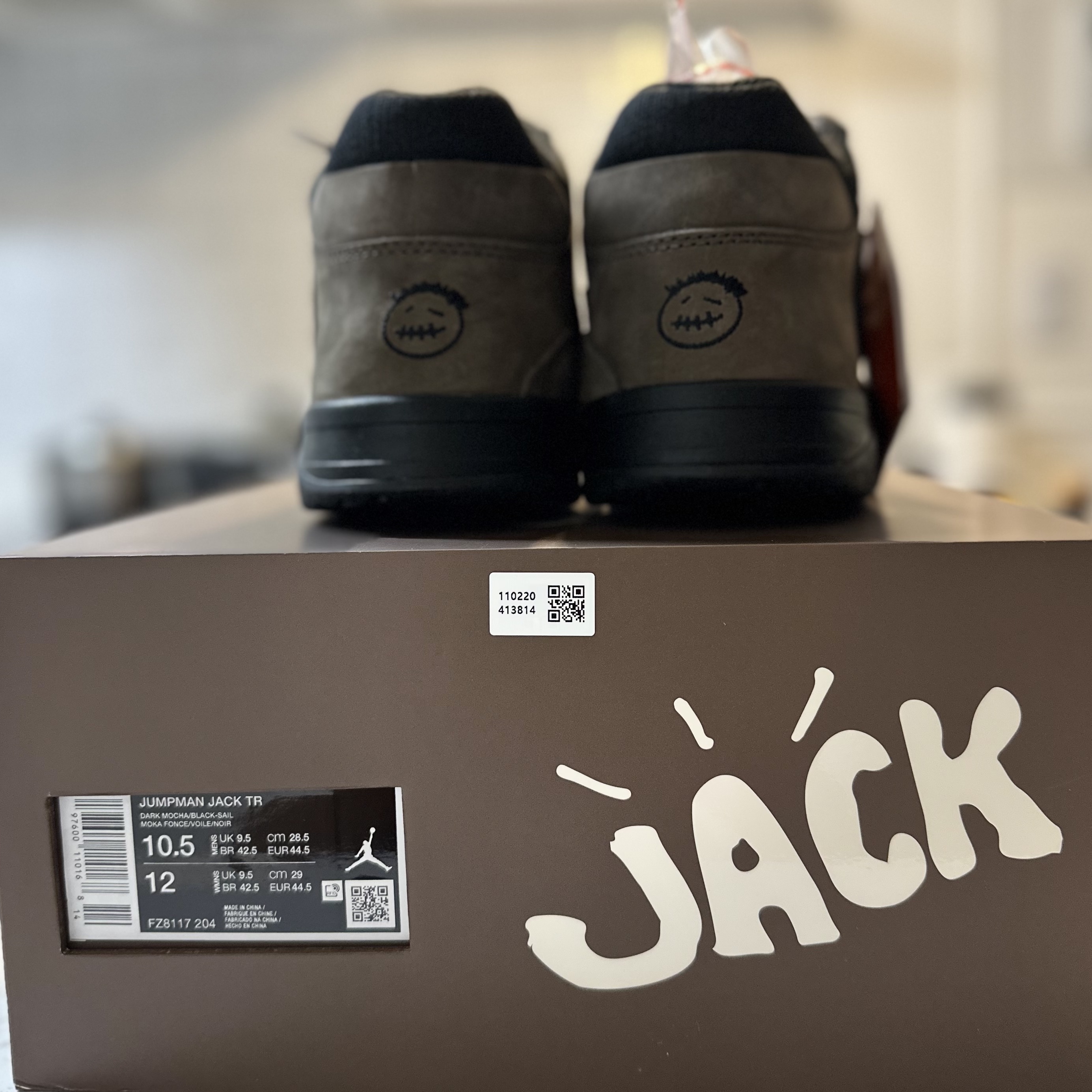 Jordan x Travis Scott Jumpman Jack TR Black and Dark Mocha 착용 스타일 - 3