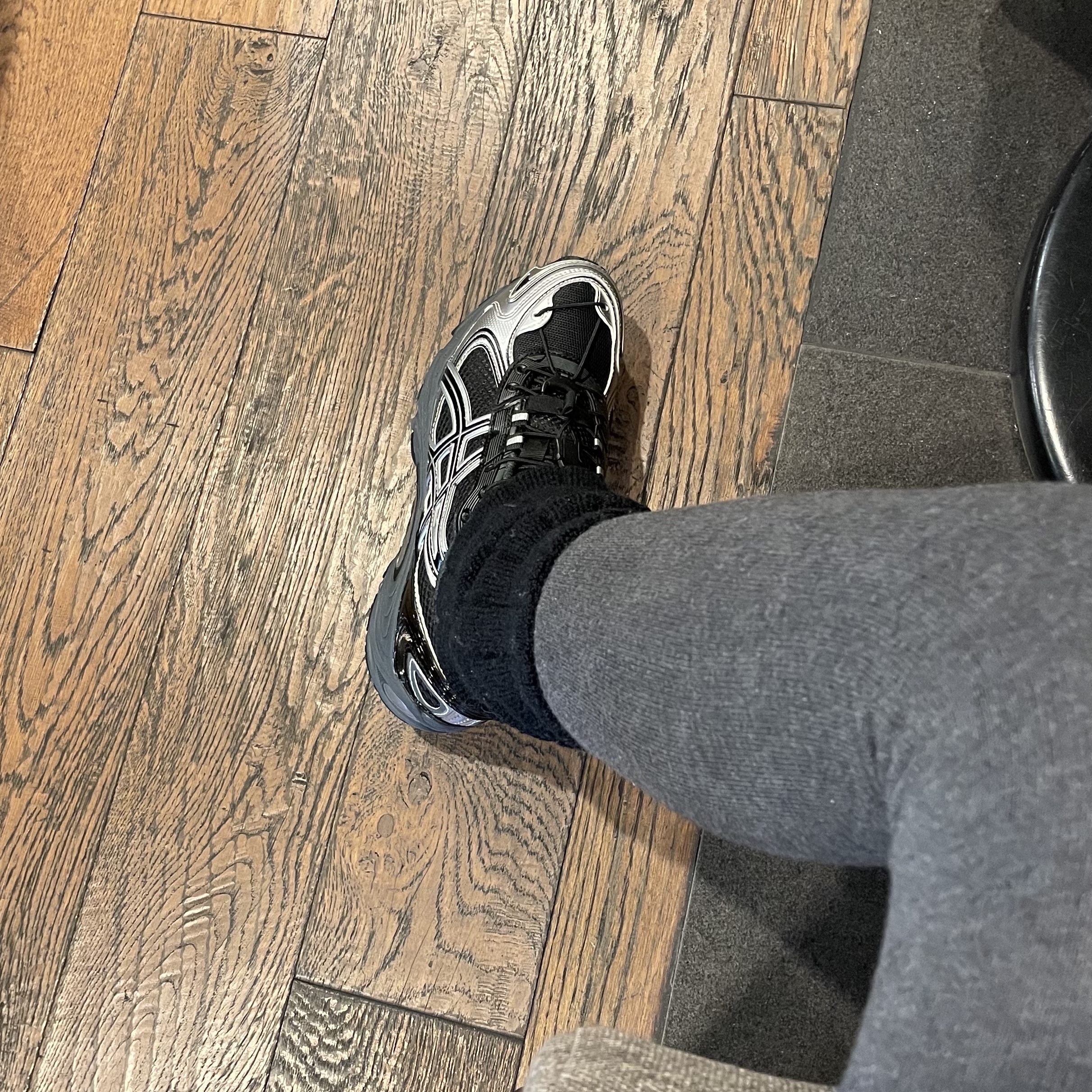 Asics Gel-Kahana TR V4 Carbon Black 착용 스타일 - 3