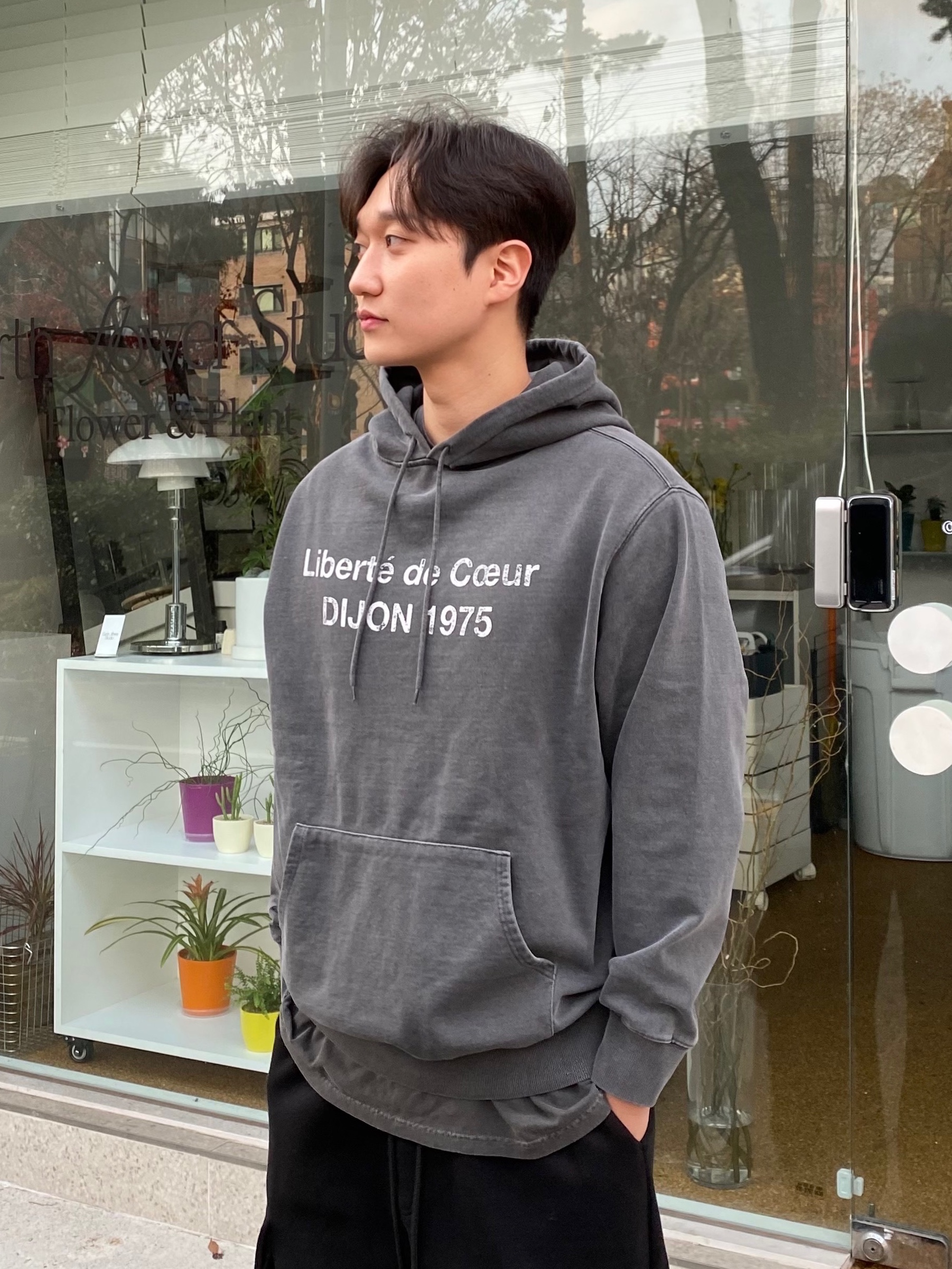 Undermycar Mu.49 Anti Fxxking Logo Play Oversized Cargo Sweat Pants Black, Nike Dunk Low Retro Black 착용 스타일 - 2