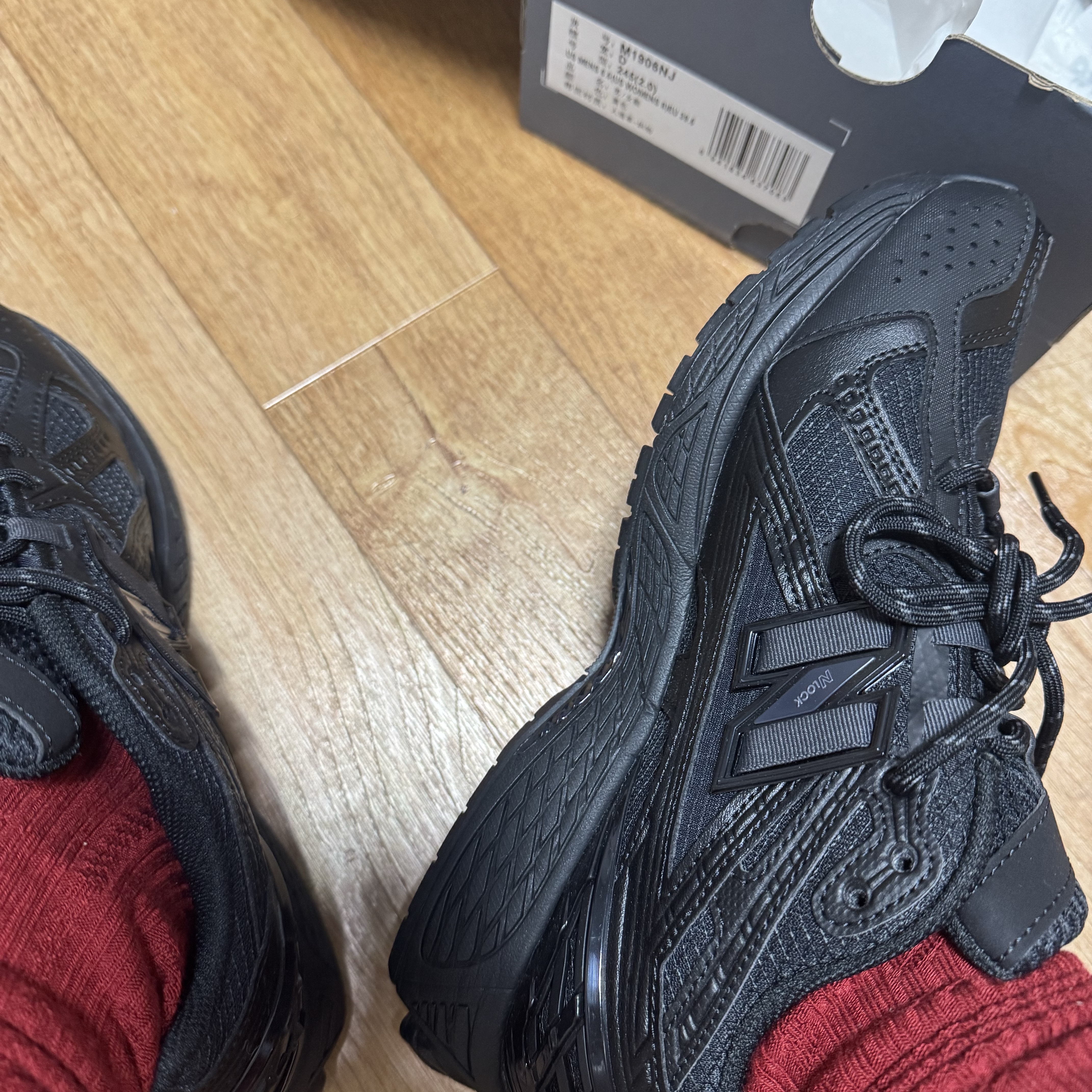 New Balance 1906U Triple Black 착용 스타일 - 2
