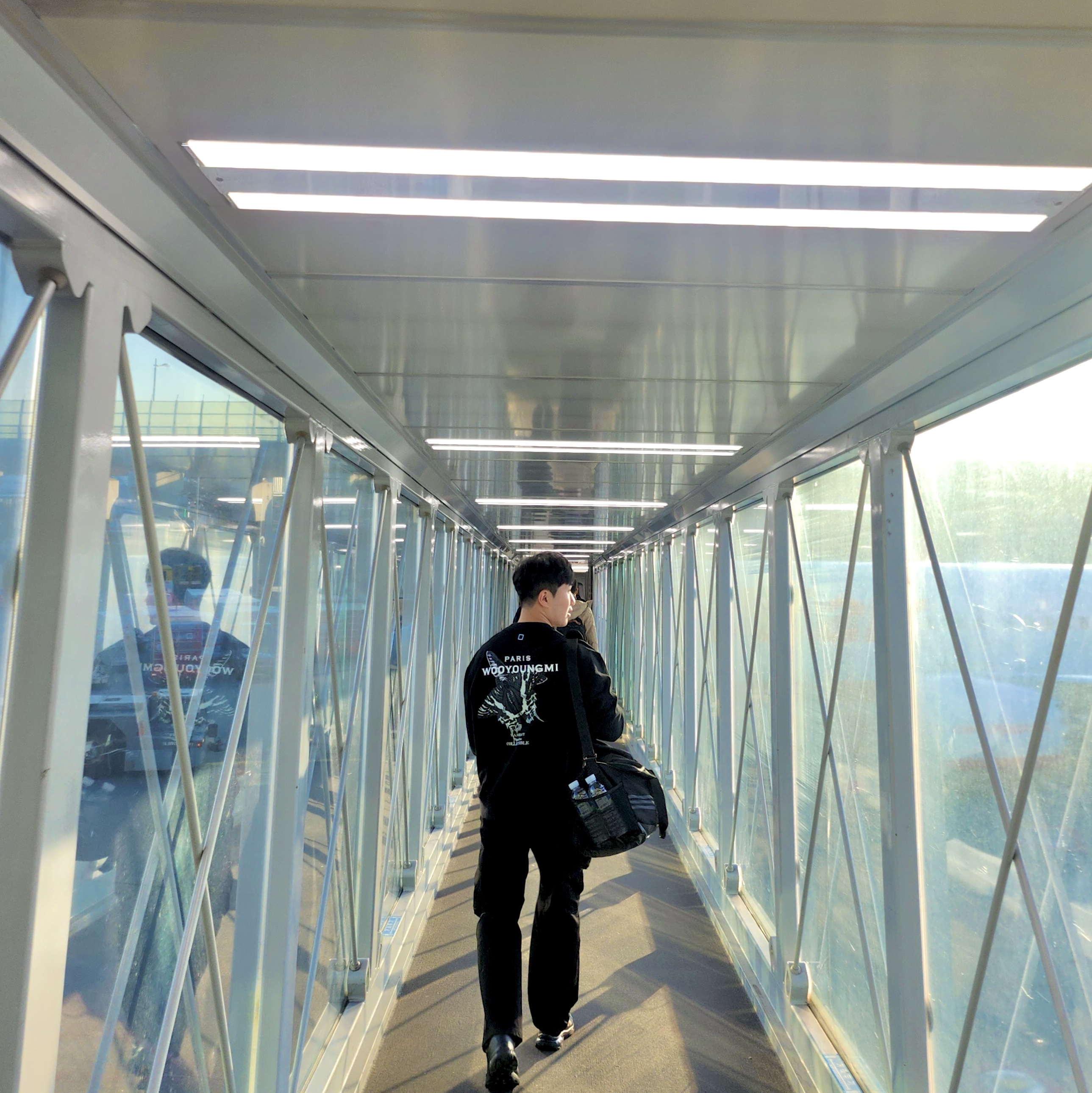 Wooyoungmi Butterfly Back Logo Sweatshirt Black - 23SS 착용 스타일