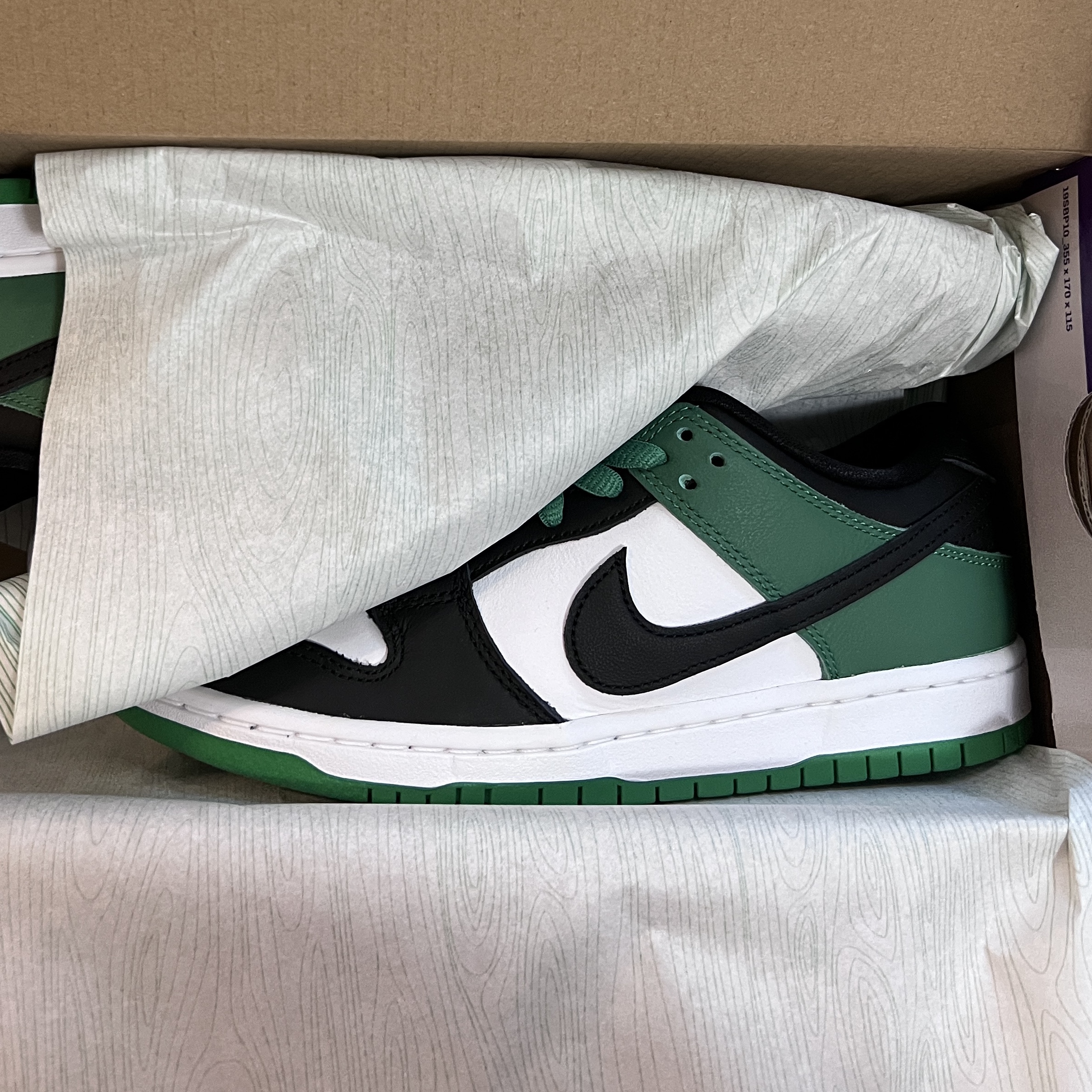 Nike SB Dunk Low Pro Black and Classic Green 착용 스타일