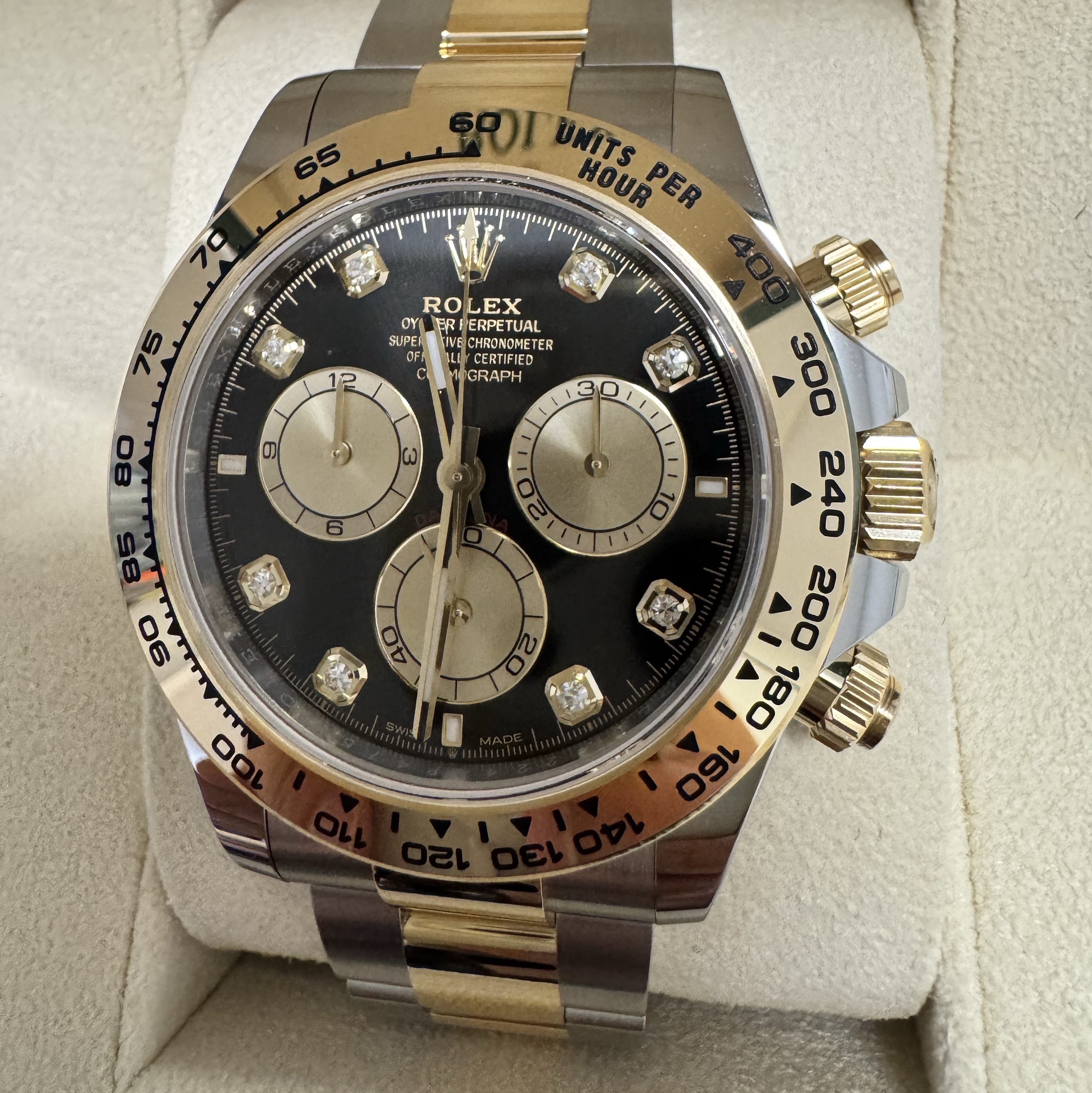 Rolex Cosmograph Daytona 40mm 126503 Bright Black Golden Diamond-Set Oyster 착용 스타일