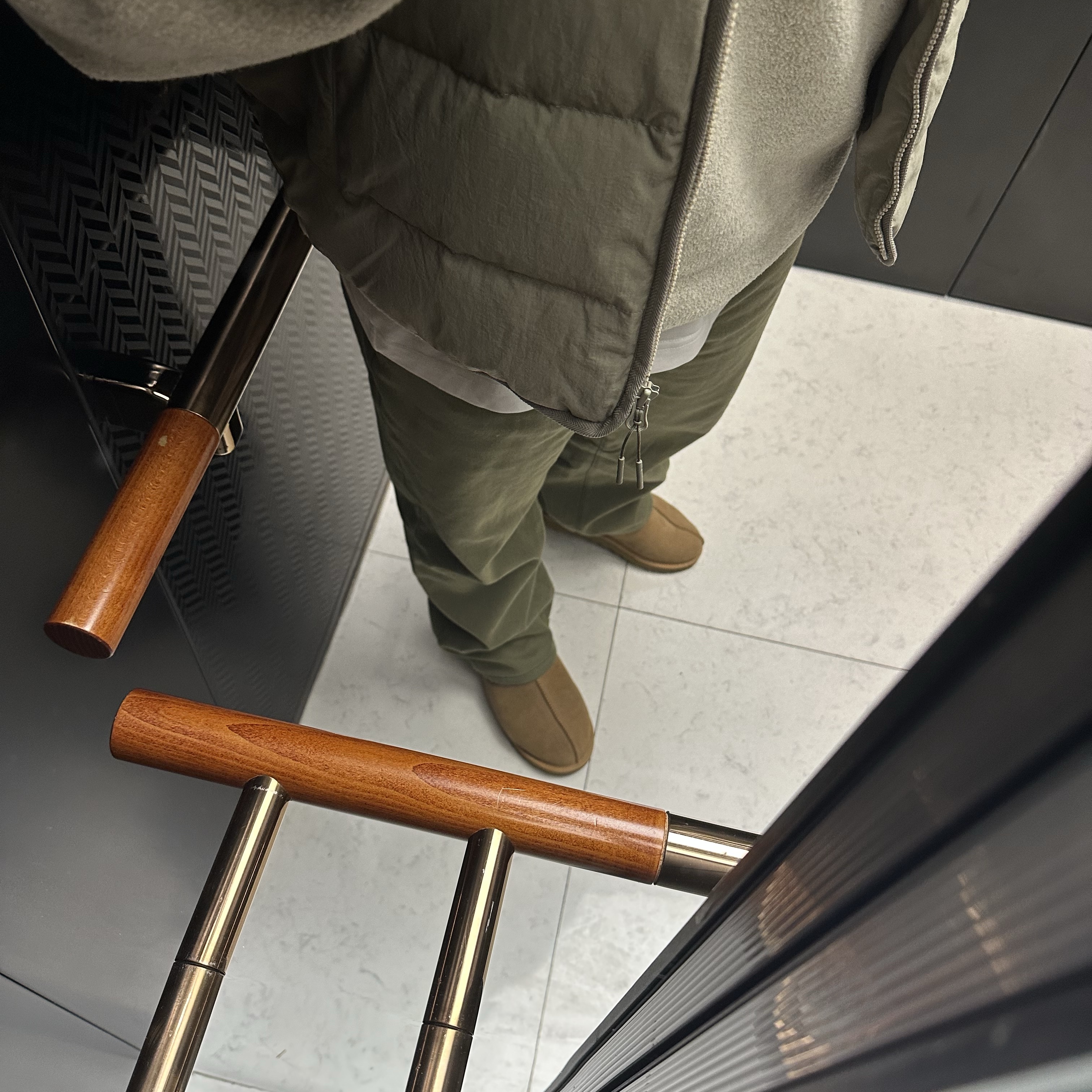 Patagonia Synchilla Snap-T Fleece Pullover Oatmeal Heather, UGG Tasman Slipper Chestnut 착용 스타일 - 1