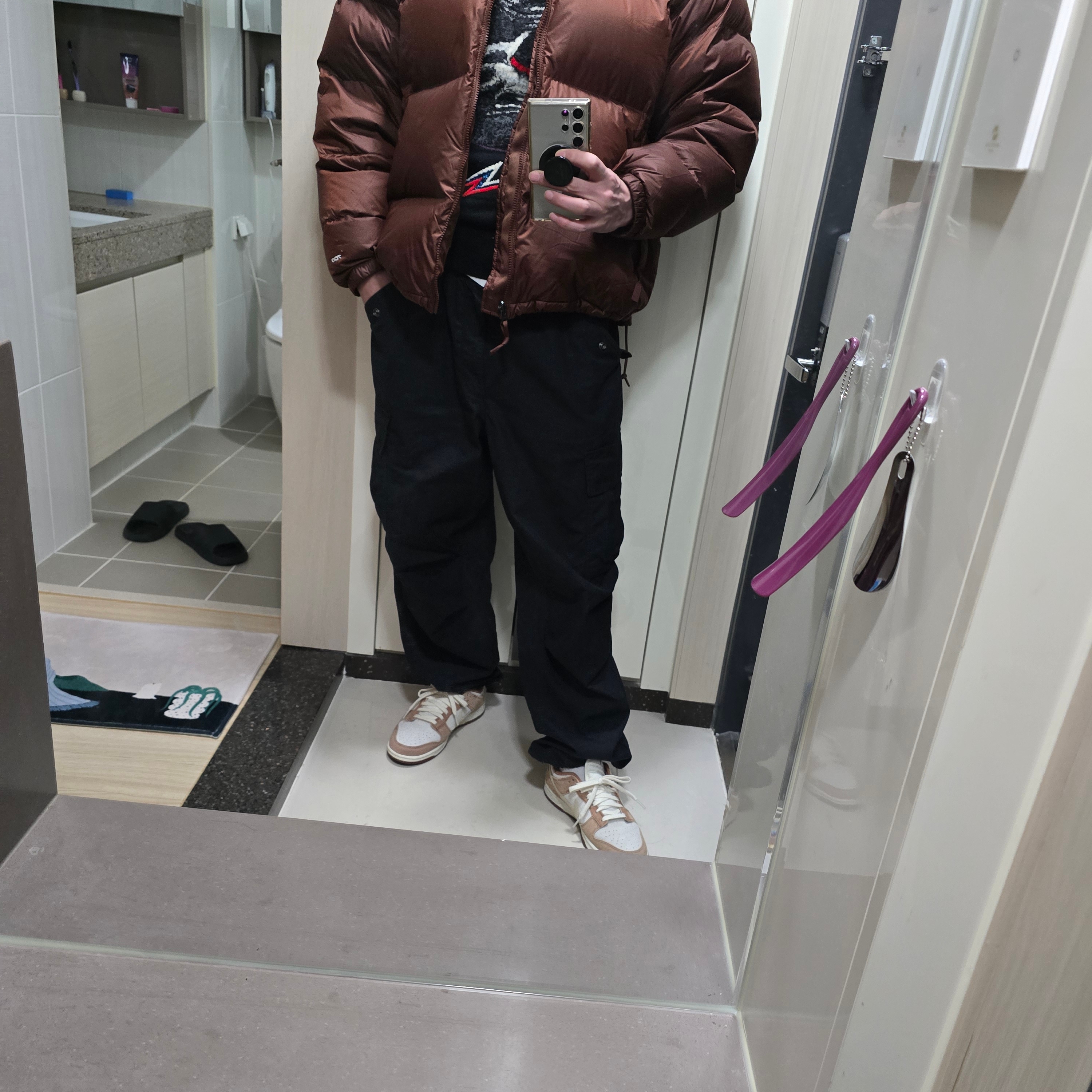 The North Face 1996 Retro Nuptse Jacket Dark Oak 착용 스타일 - 2