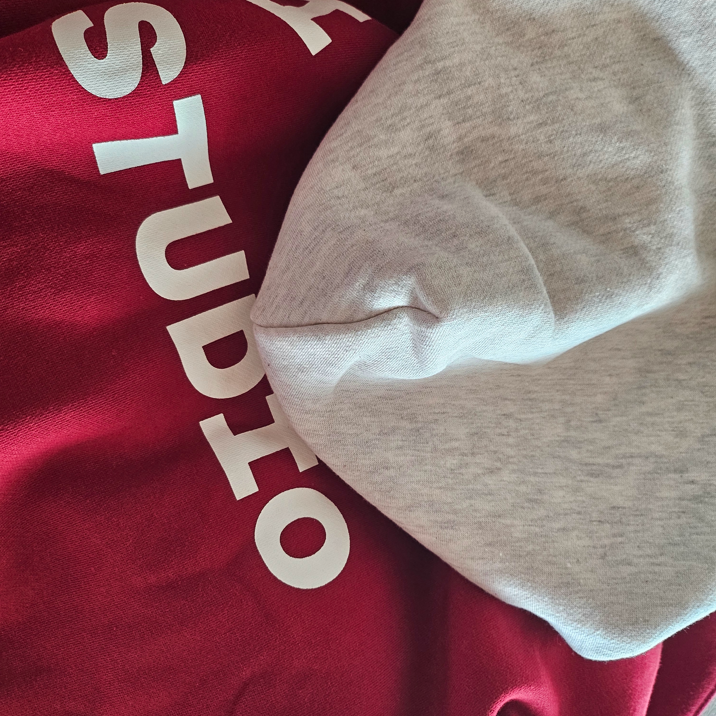 IAB Studio 24 Christmas Hoodie Burgundy Oatmeal 착용 스타일