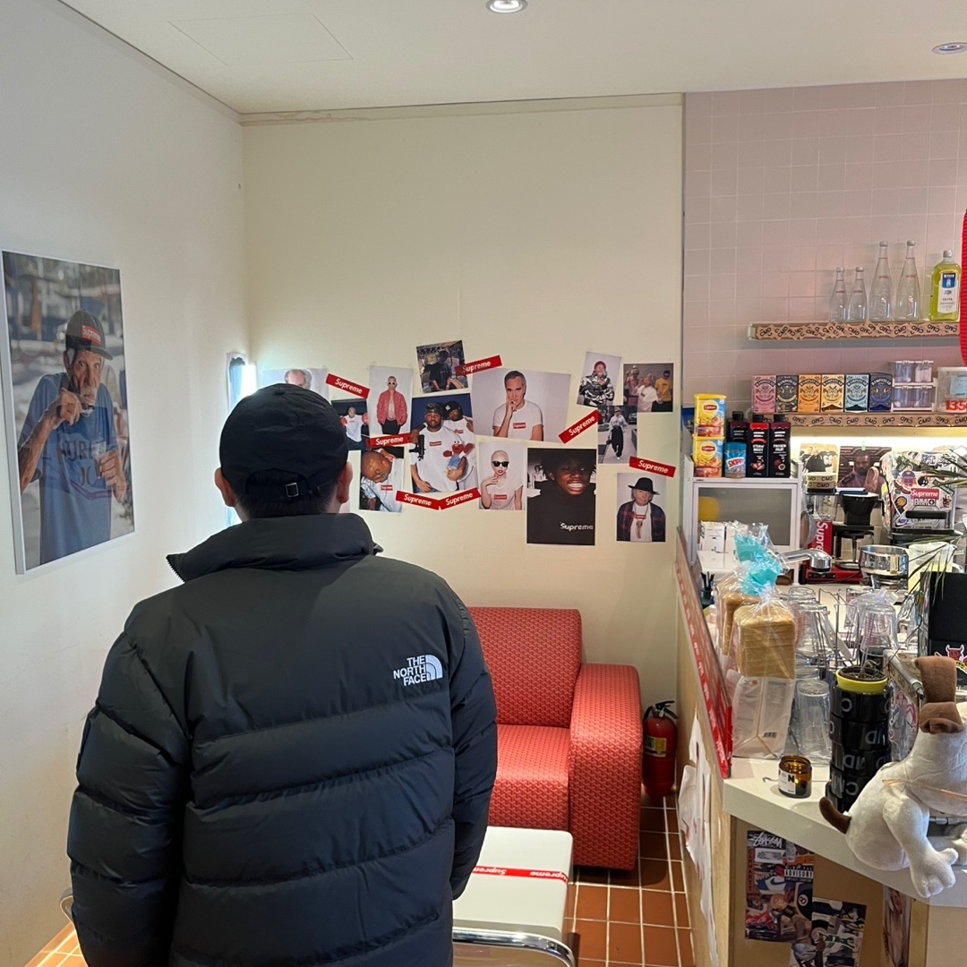 The North Face 1992 Nuptse Jacket Charcoal 착용 스타일