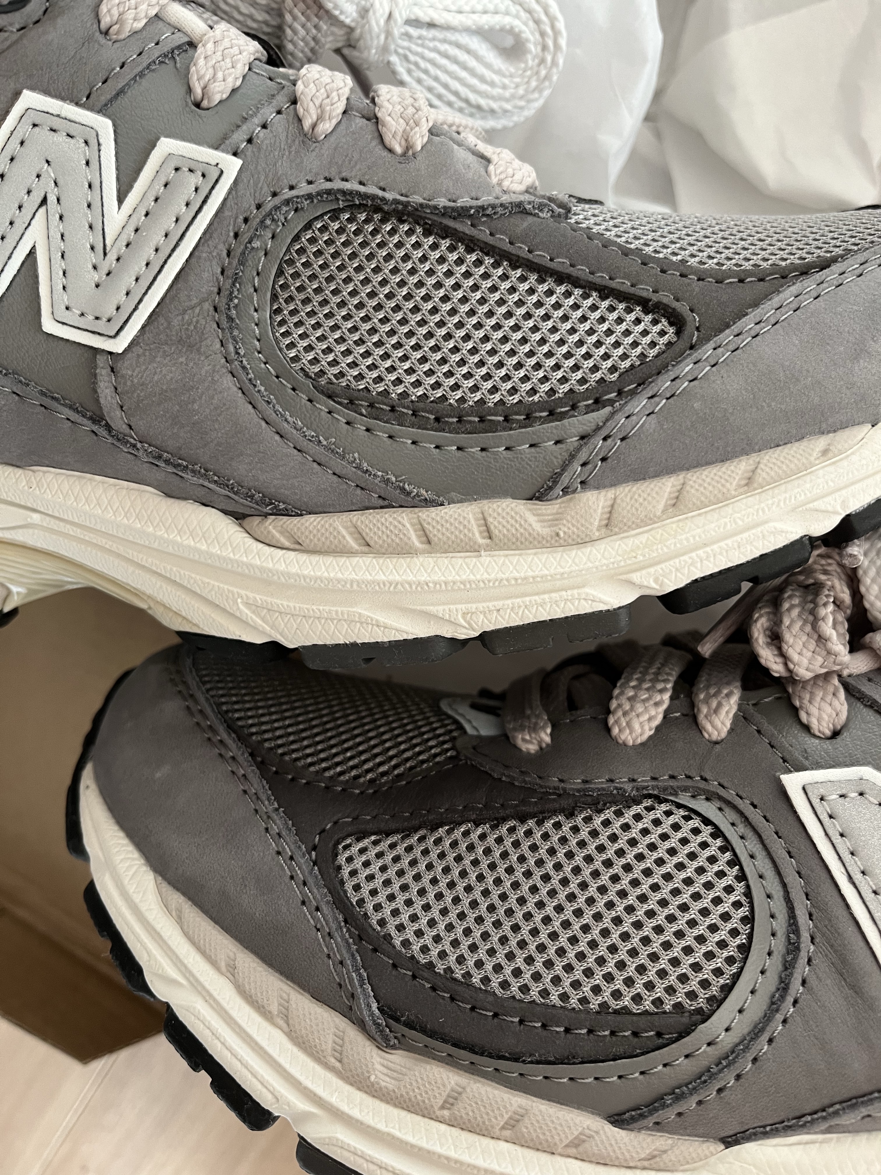 New Balance 2002R Premium Vintage Grey 착용 스타일 - 1