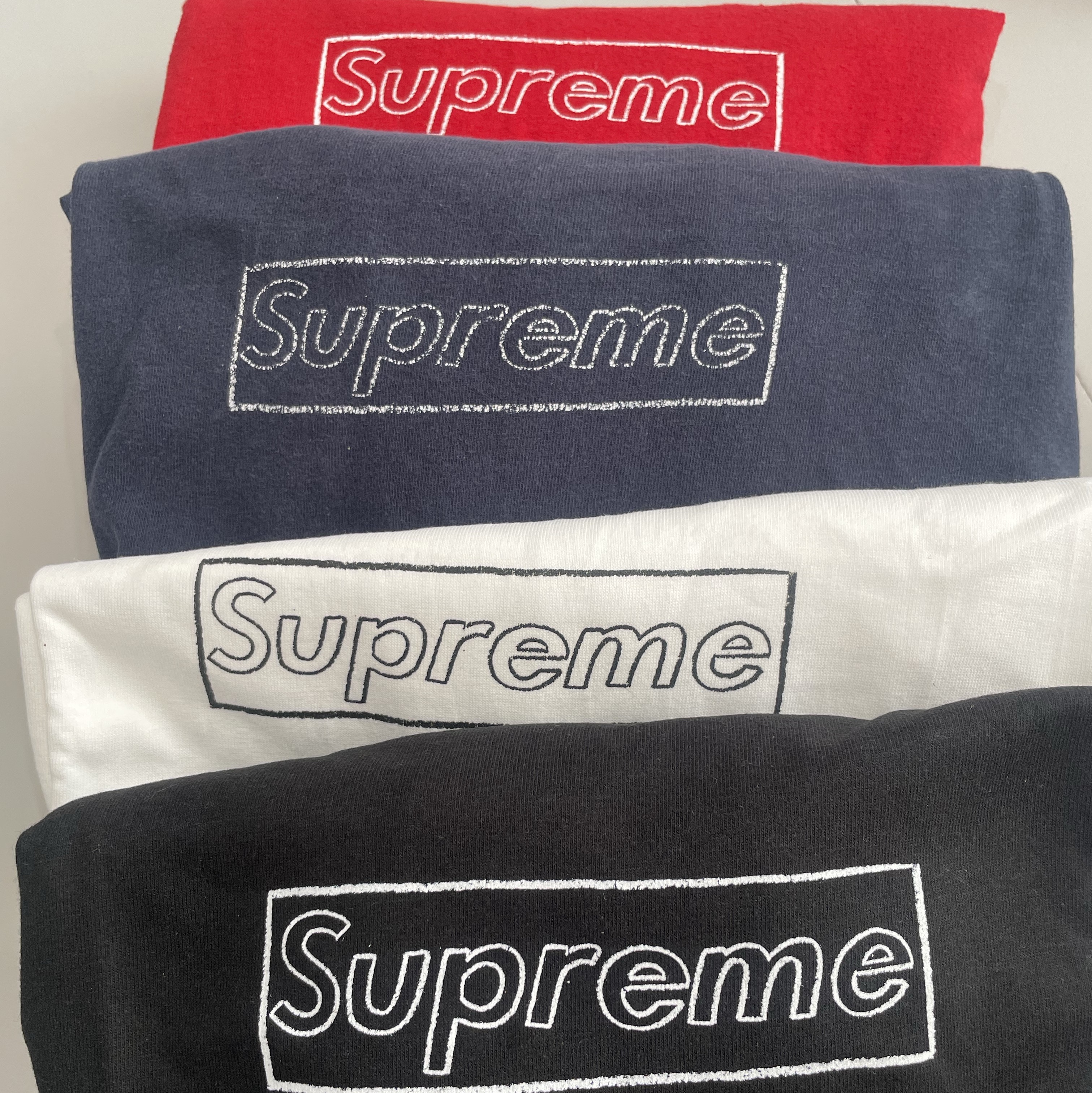 Supreme x Kaws Chalk Logo T-Shirt Black - 21SS, Supreme x Kaws Chalk Logo T-Shirt Red - 21SS 착용 스타일