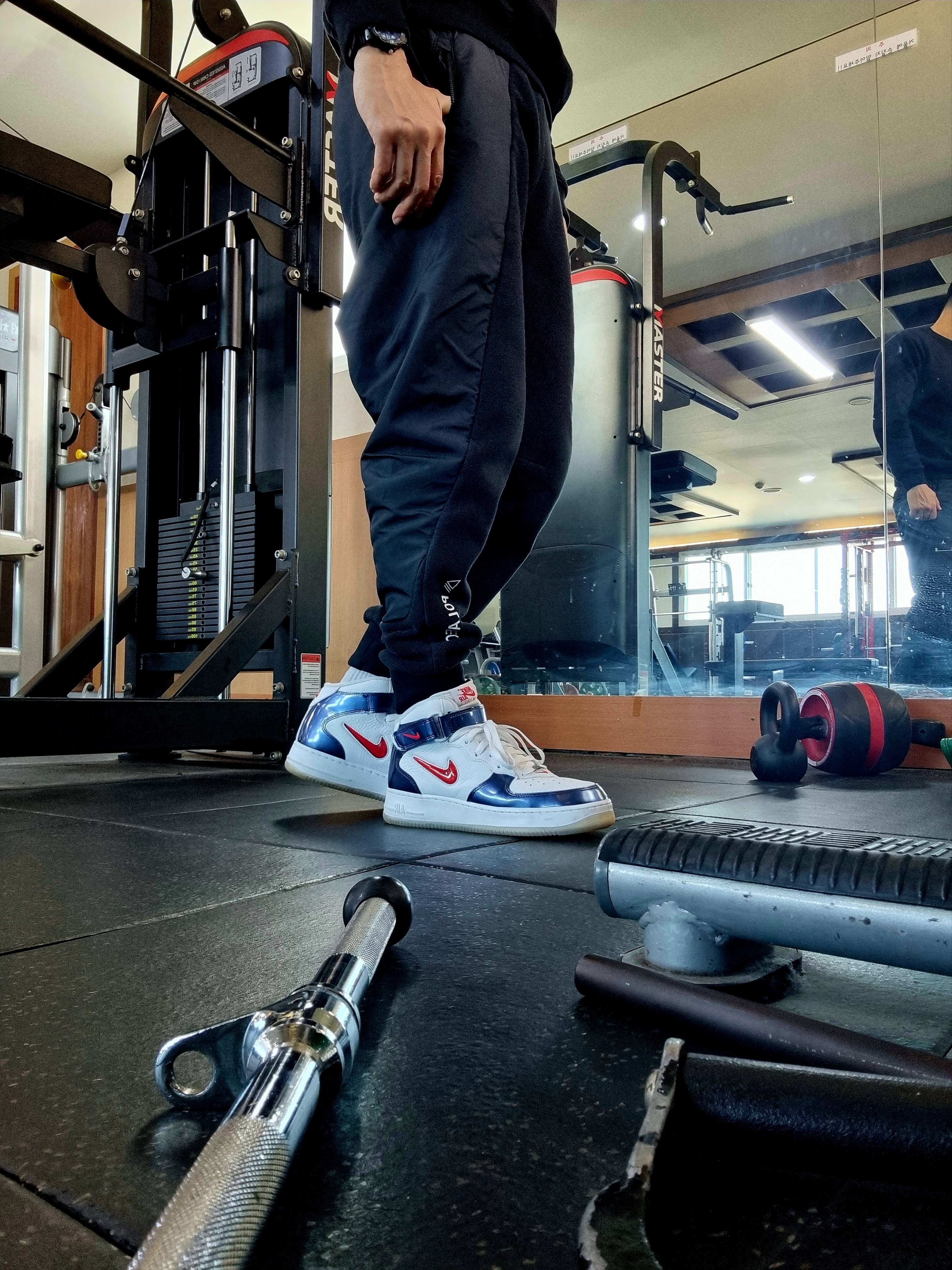 Nike Air Force 1 Mid QS University Red and Midnight Navy 착용 스타일 - 2